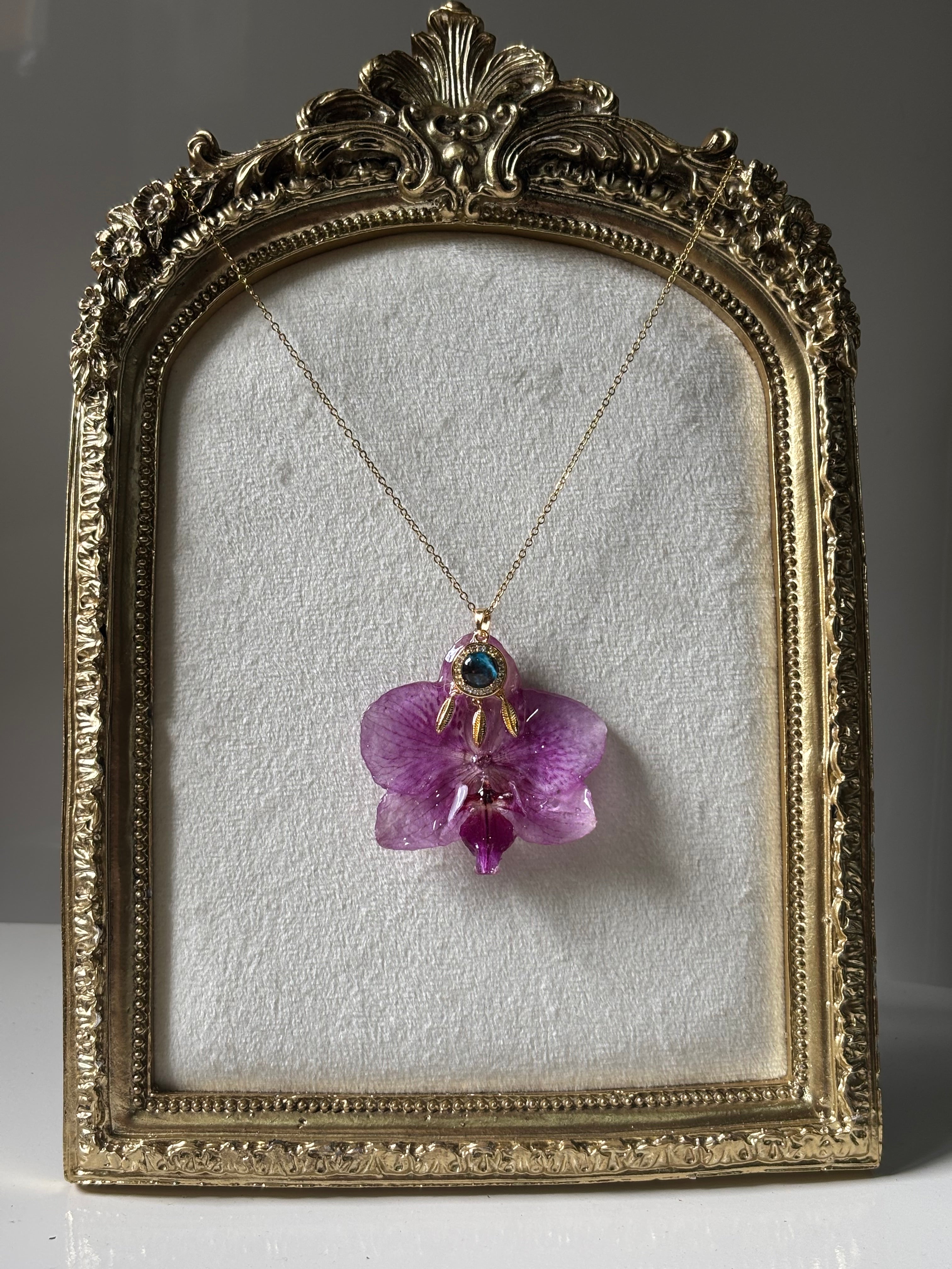 Collar Dorado con Flor Real Orquídea Morada| JOYERÍA BOTÁNICA |