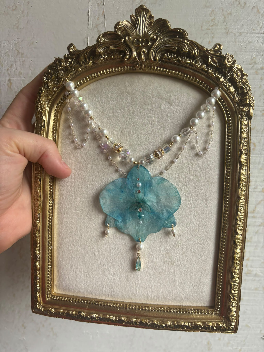 Collar Dorado con Flor Real Orquídea Azul| JOYERÍA BOTÁNICA |