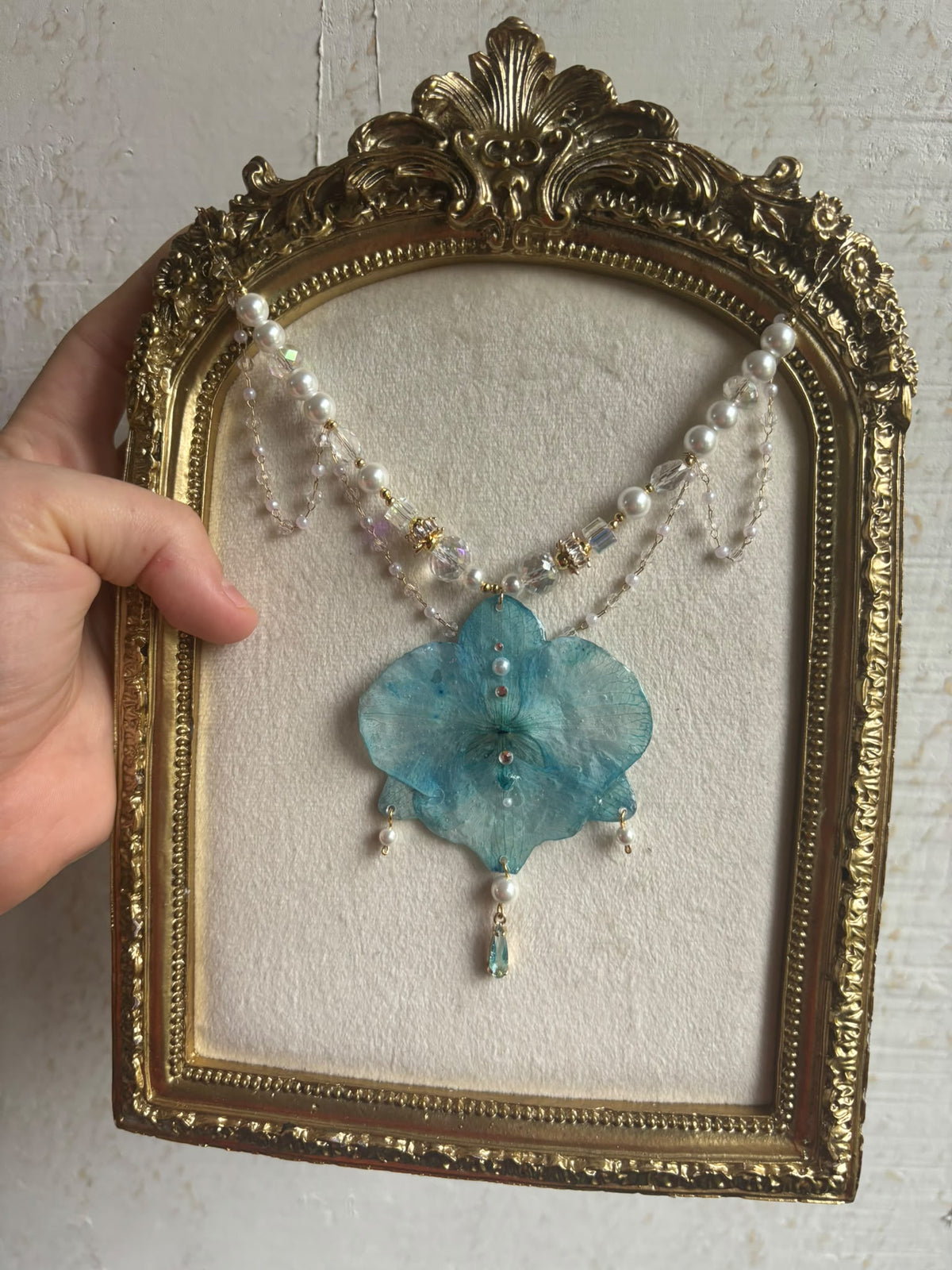 Collar Dorado con Flor Real Orquídea Azul| JOYERÍA BOTÁNICA |