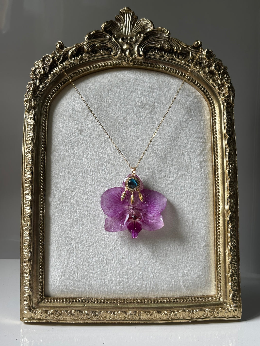 Collar Dorado con Flor Real Orquídea Morada| JOYERÍA BOTÁNICA |