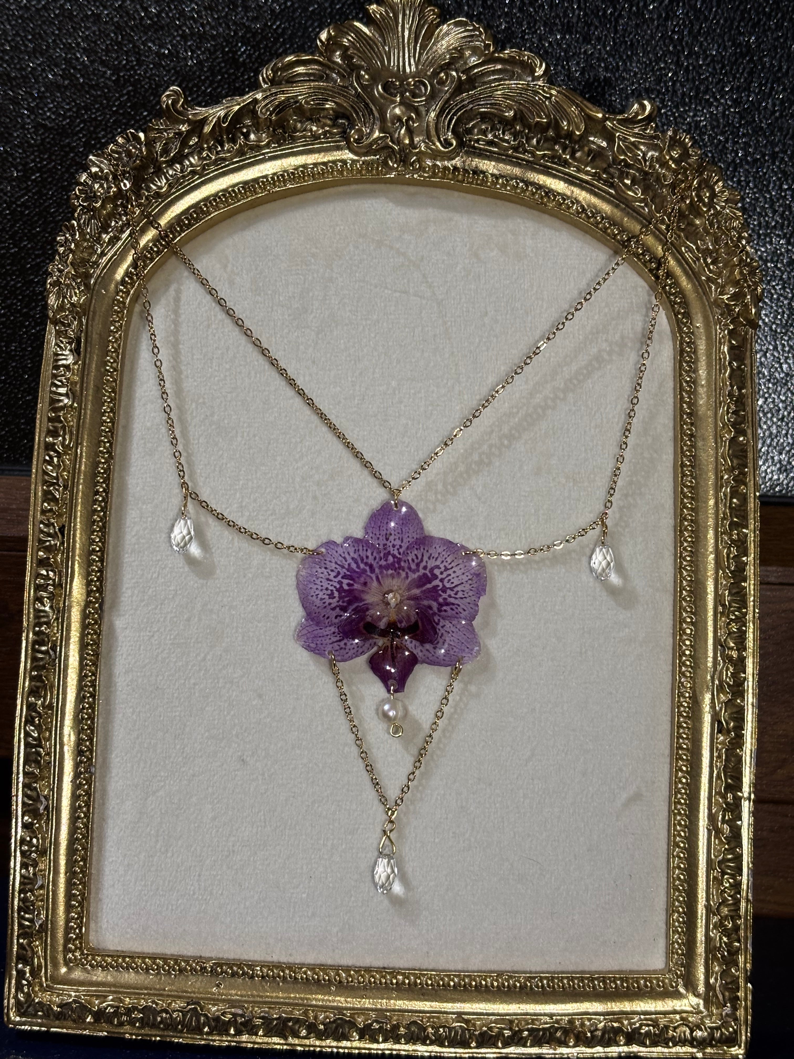 Collar Dorado con Flor Real Orquídea Morada| JOYERÍA BOTÁNICA |
