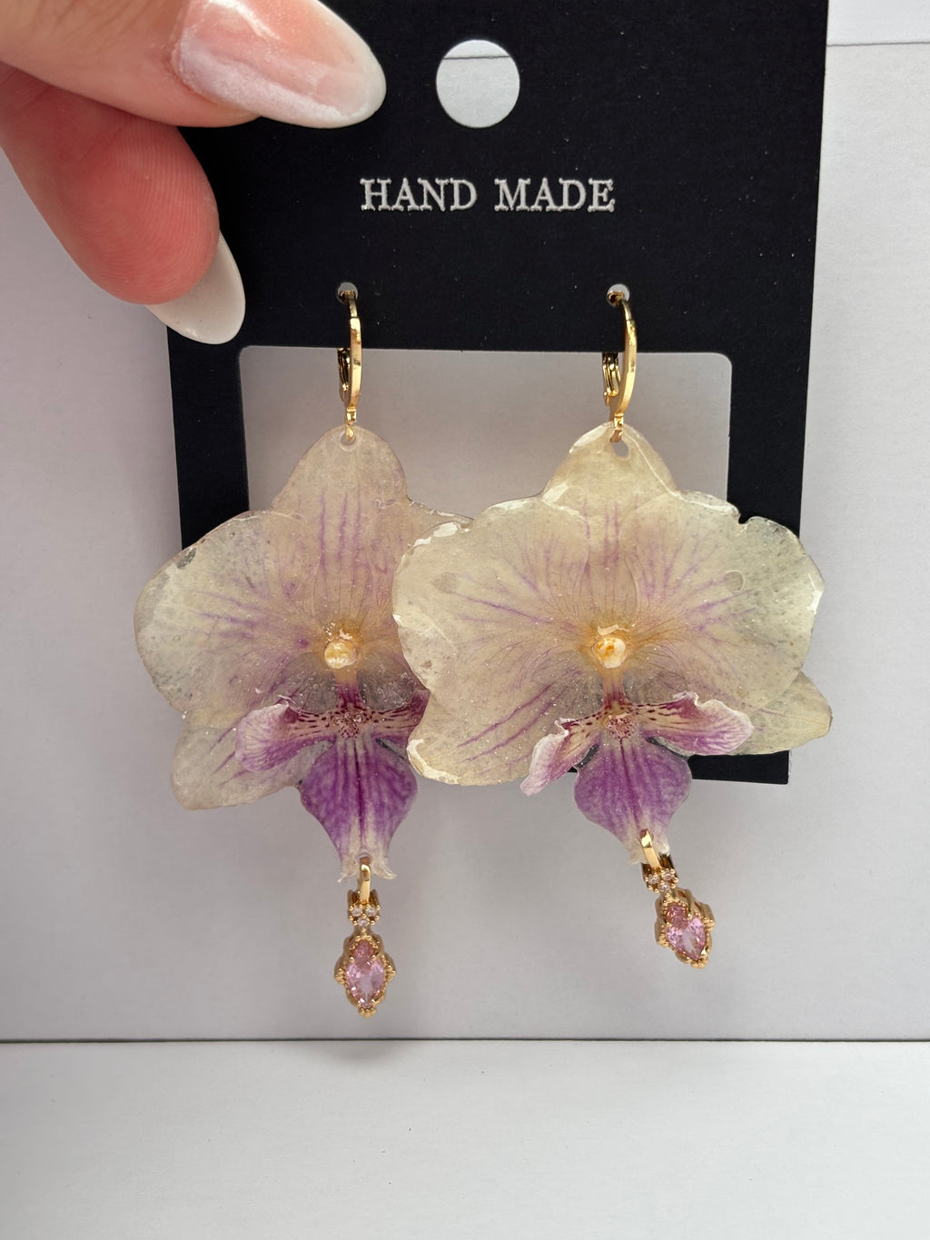 Pendientes Dorados con Flor Real Orquídea Blanca-Morada | JOYERÍA BOTÁNICA |
