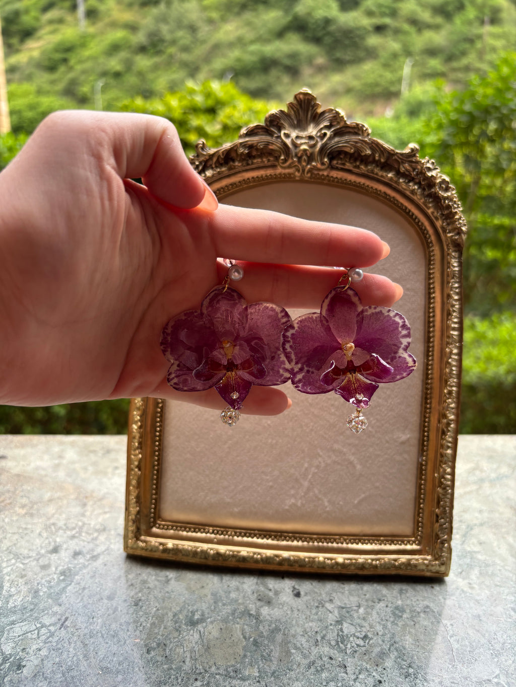 Pendientes Dorados con Flor Real Orquídea Morada | JOYERÍA BOTÁNICA |