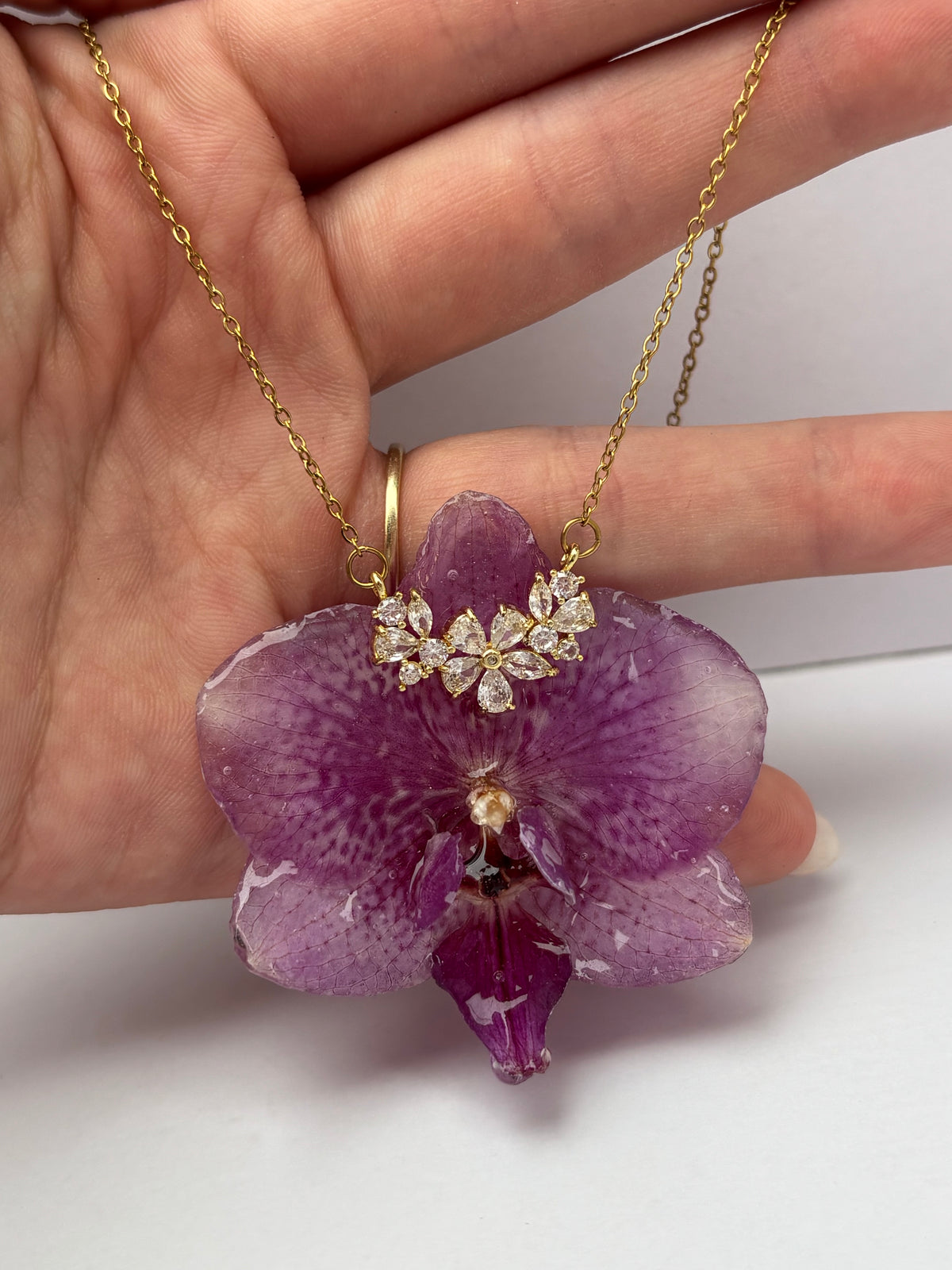 Collar Dorado con Flor Real Orquídea Morada| JOYERÍA BOTÁNICA |