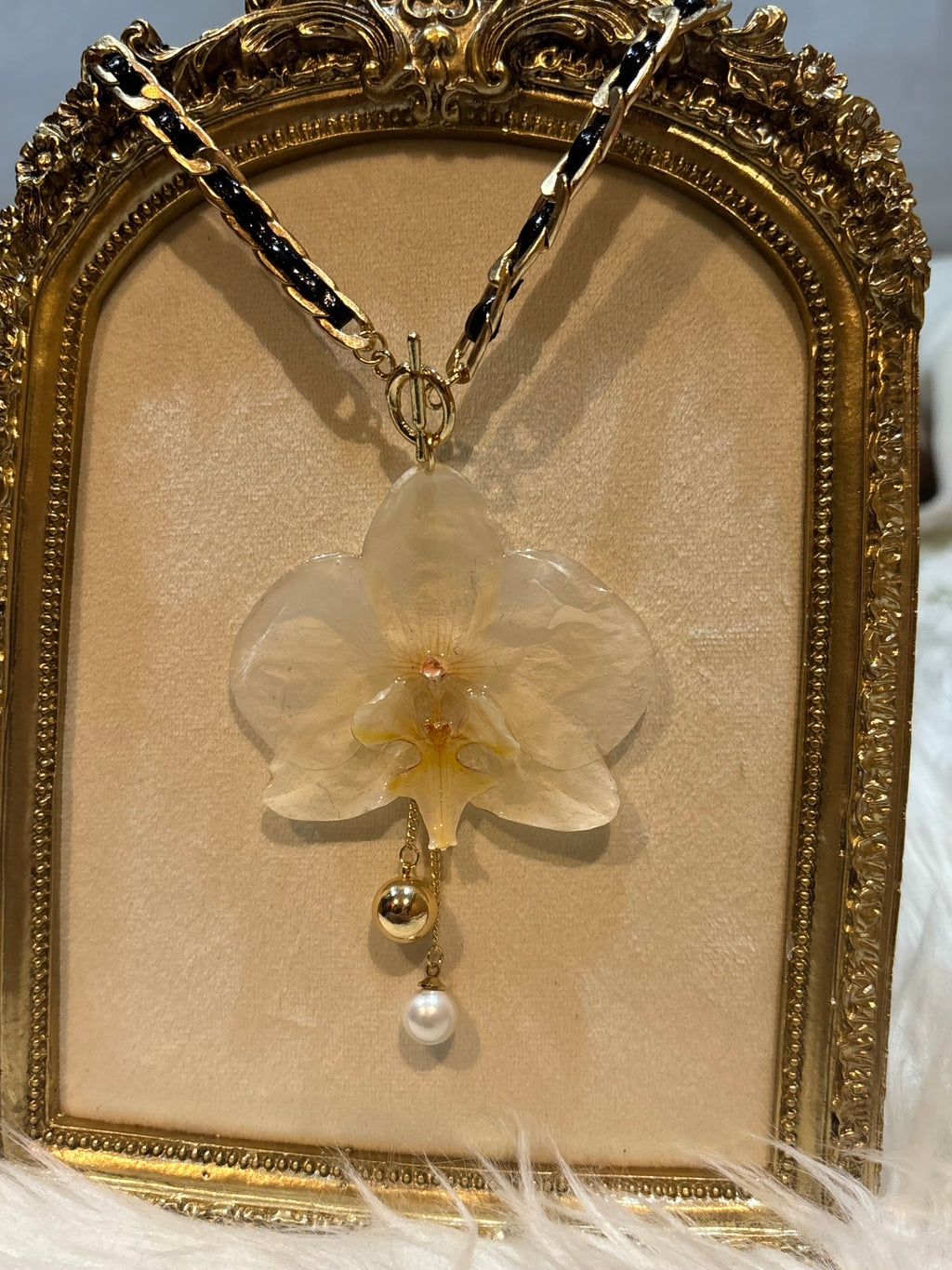 Collar Dorado con Flor Real Orquídea Blanca | JOYERÍA BOTÁNICA |