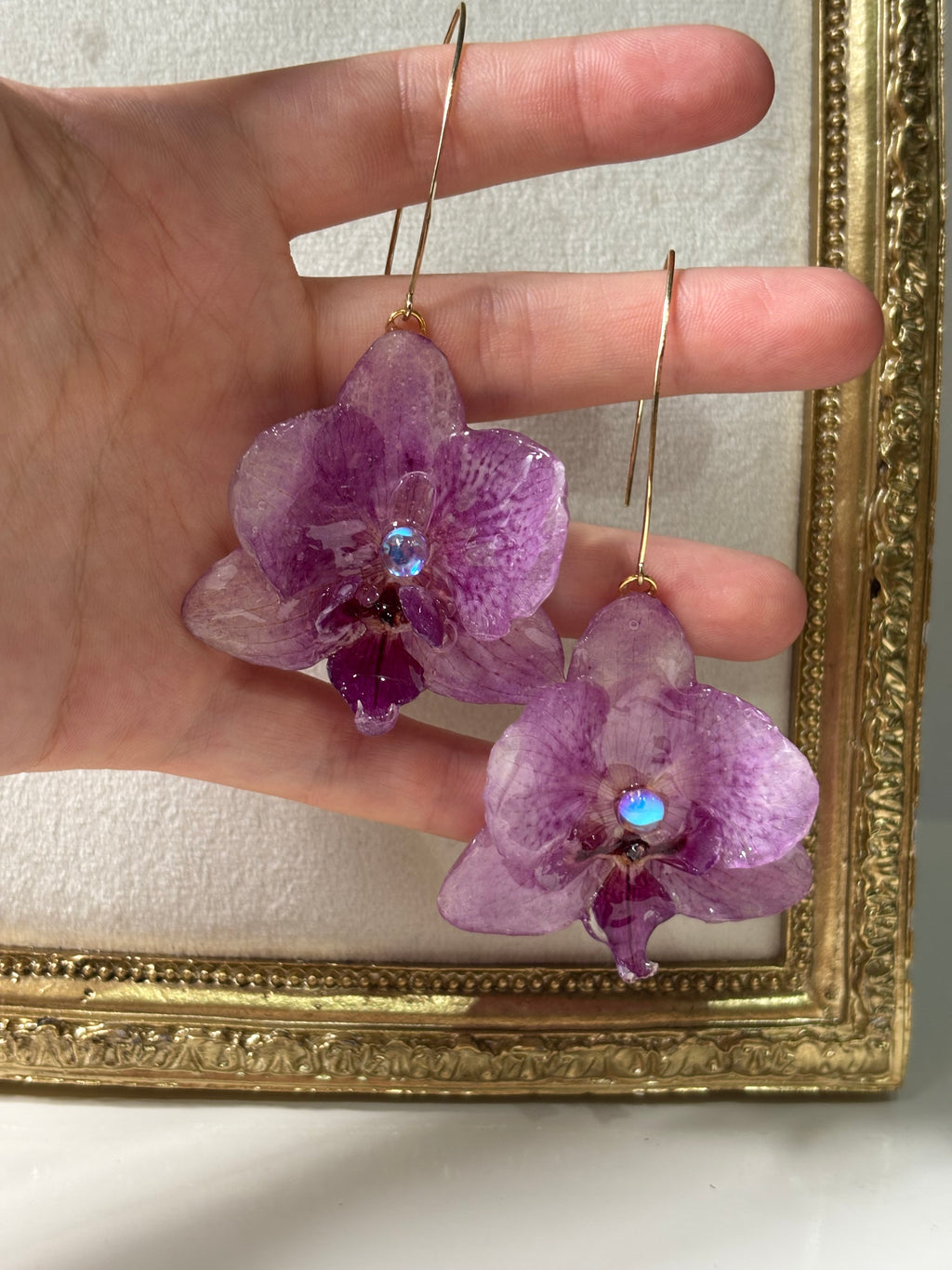 Pendientes Dorados con Flor Real Orquídea Morada | JOYERÍA BOTÁNICA |