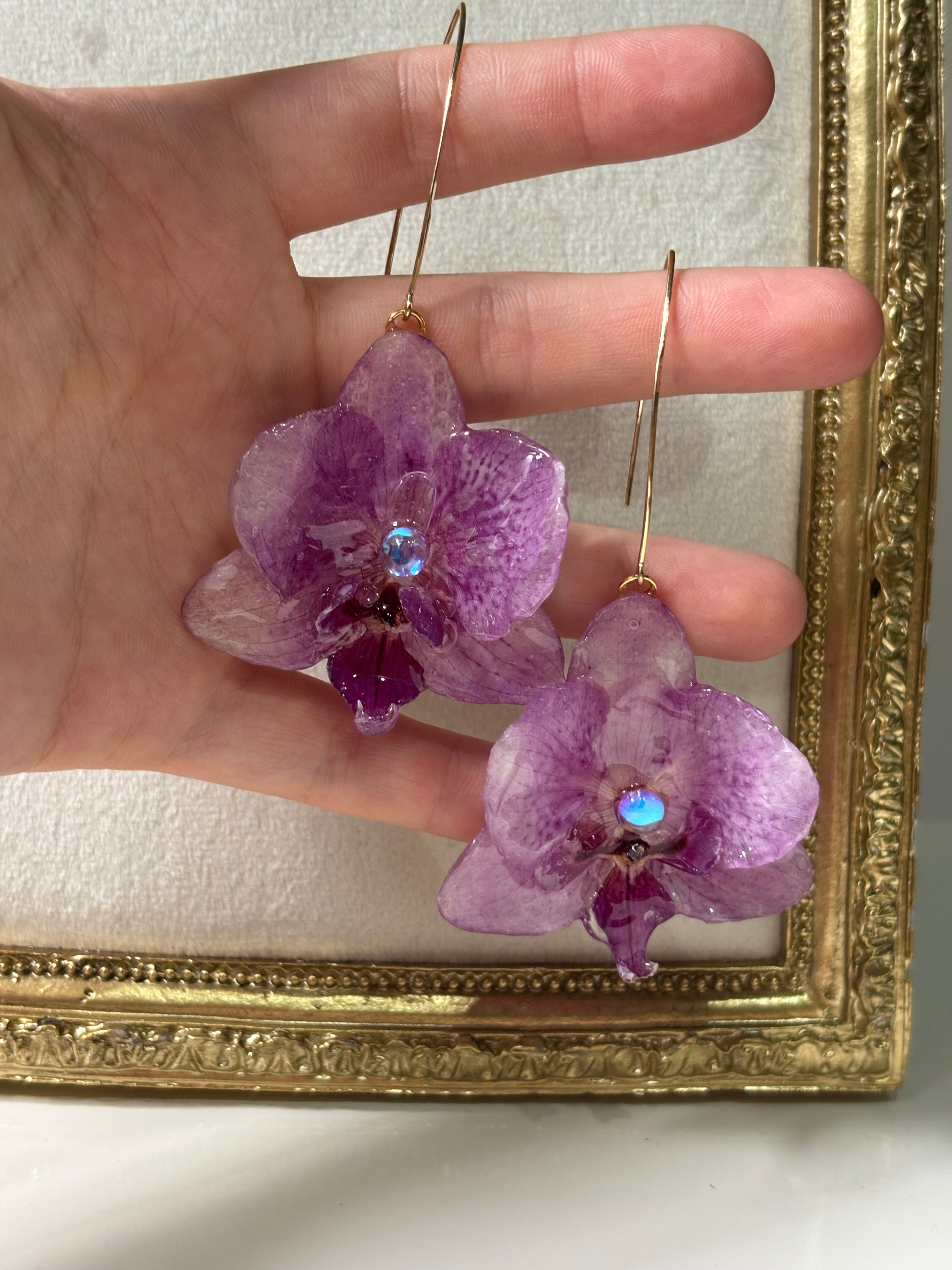 Pendientes Dorados con Flor Real Orquídea Morada | JOYERÍA BOTÁNICA |