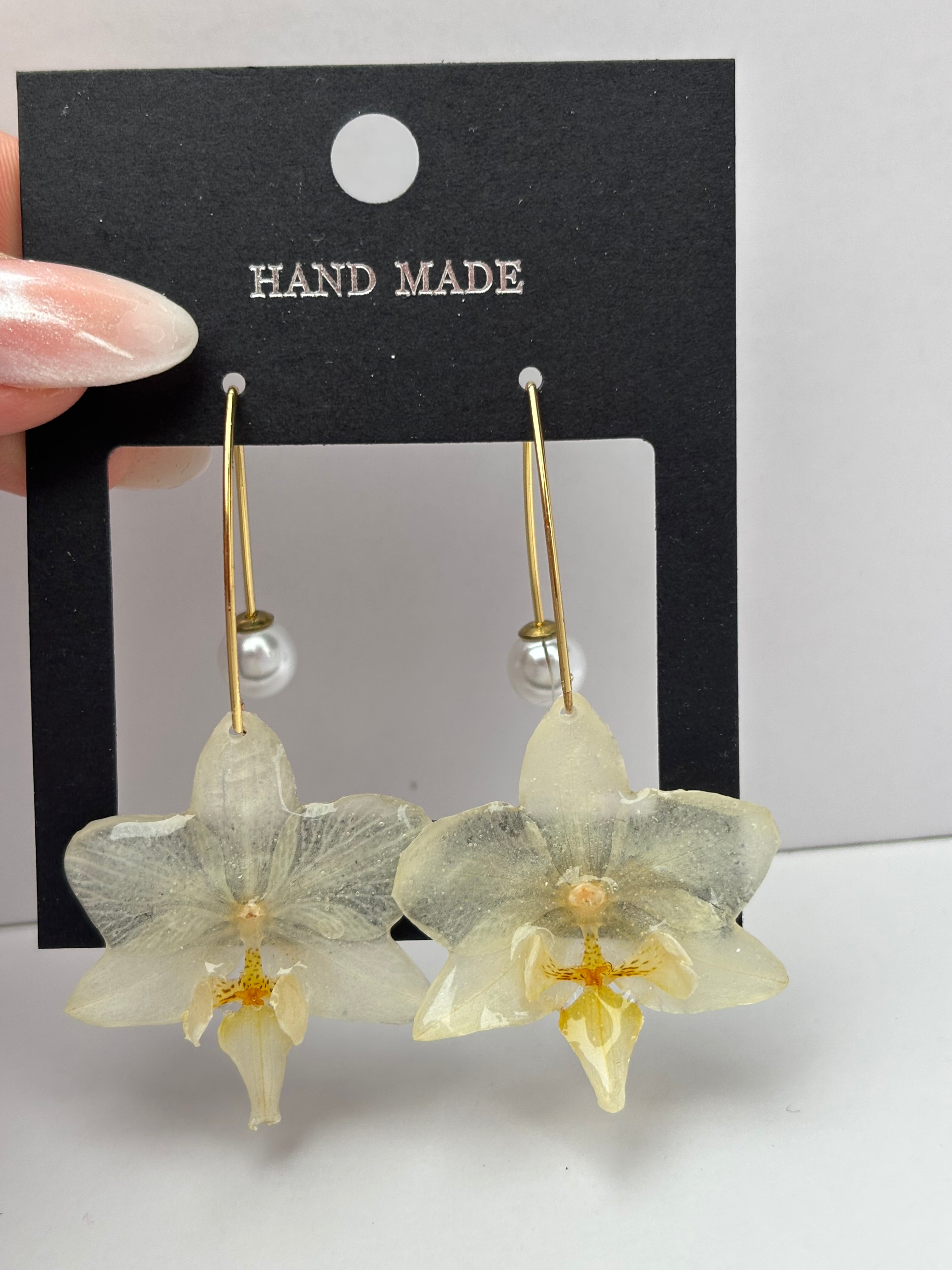 Pendientes Dorados con Flor Real Orquídea Blanca-Amarilla | JOYERÍA BOTÁNICA |