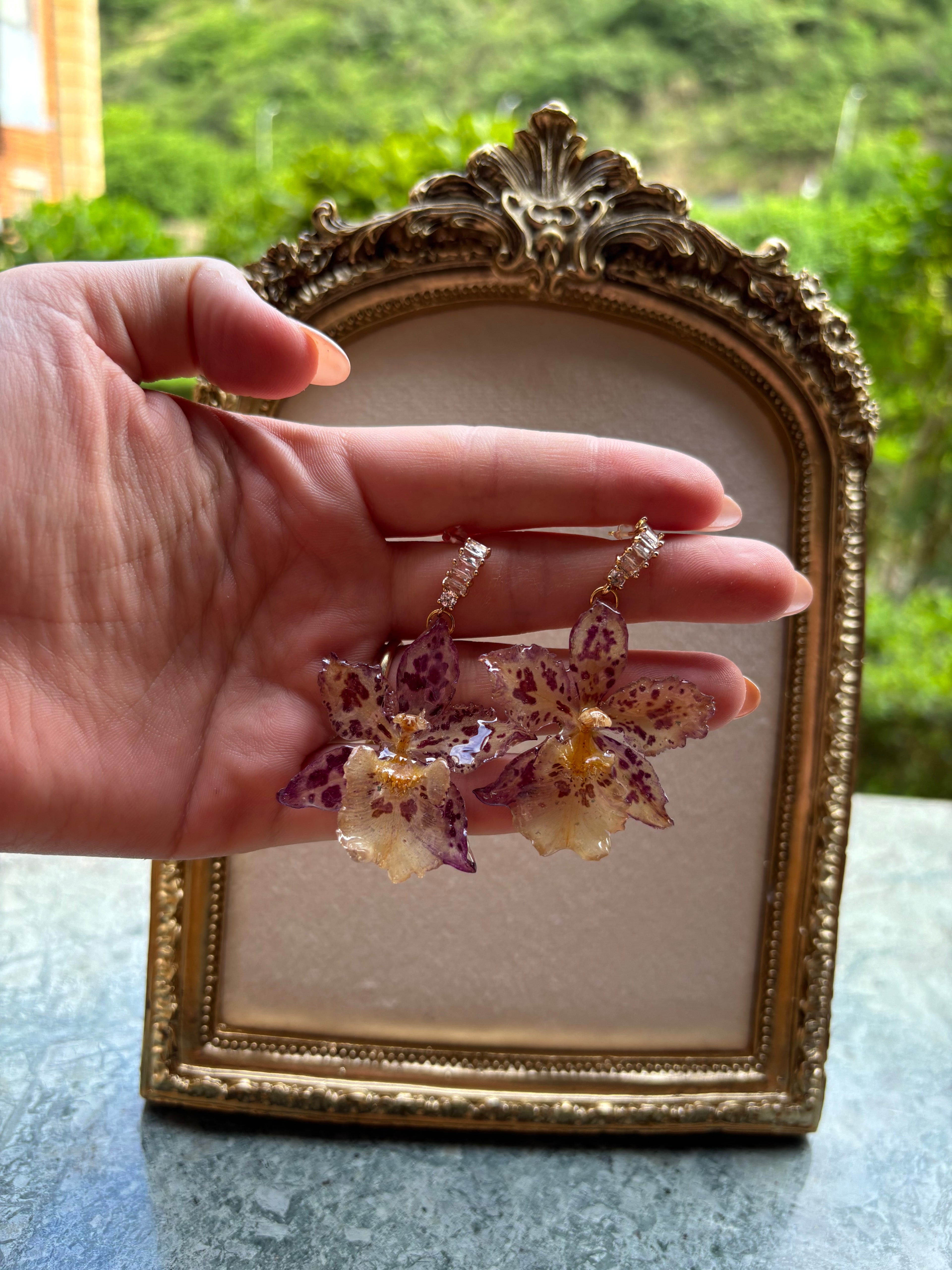 Pendientes Dorados con Flor Real Orquídea Morada | JOYERÍA BOTÁNICA |