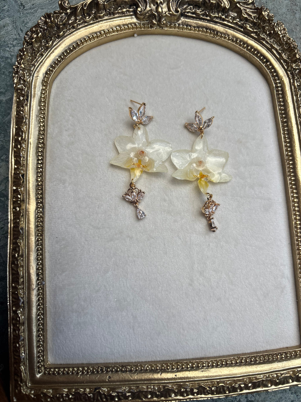 Pendientes Dorados con Flor Real Orquídea Blanca | JOYERÍA BOTÁNICA |