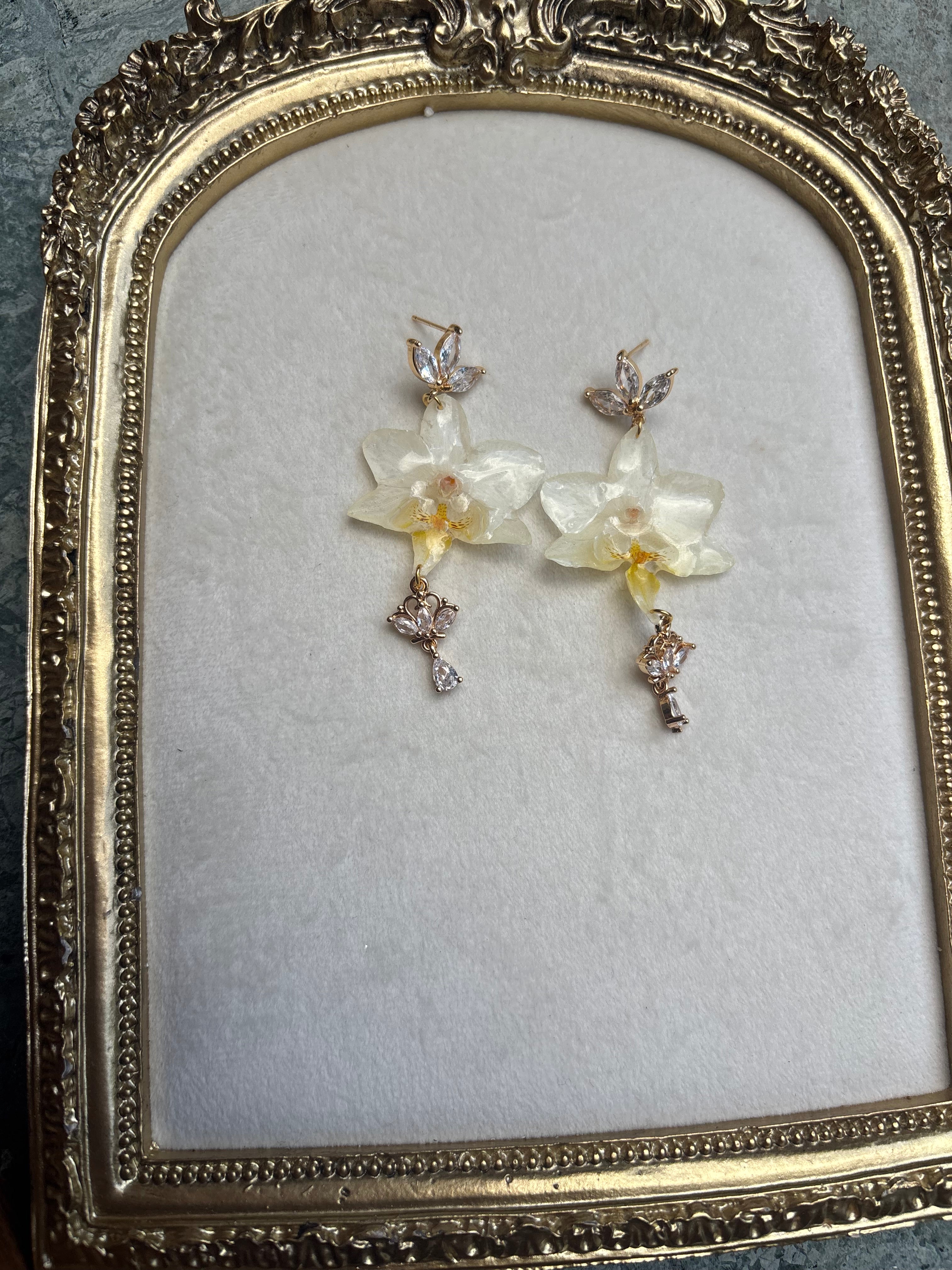 Pendientes Dorados con Flor Real Orquídea Blanca | JOYERÍA BOTÁNICA |
