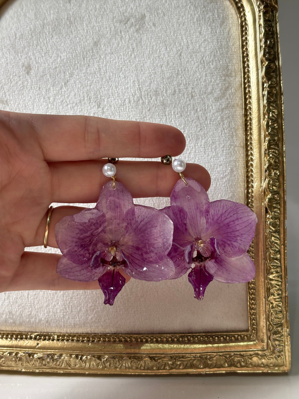 Pendientes Dorados con Flor Real Orquídea Morada | JOYERÍA BOTÁNICA |