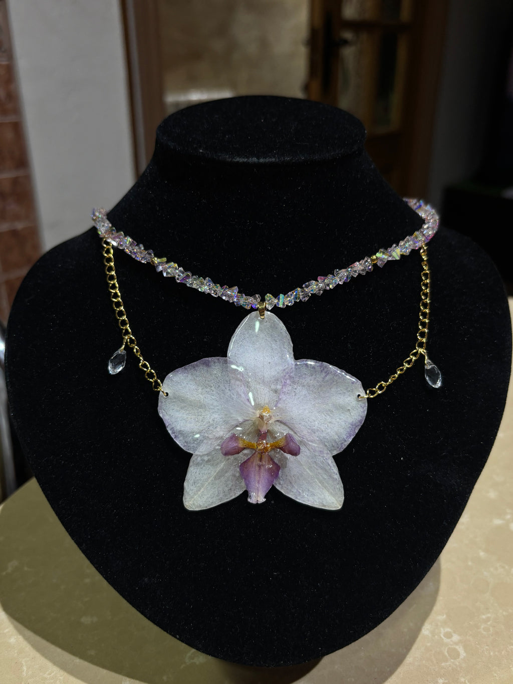 Collar Dorado con Flor Real Orquídea Blanca-Morada| JOYERÍA BOTÁNICA |