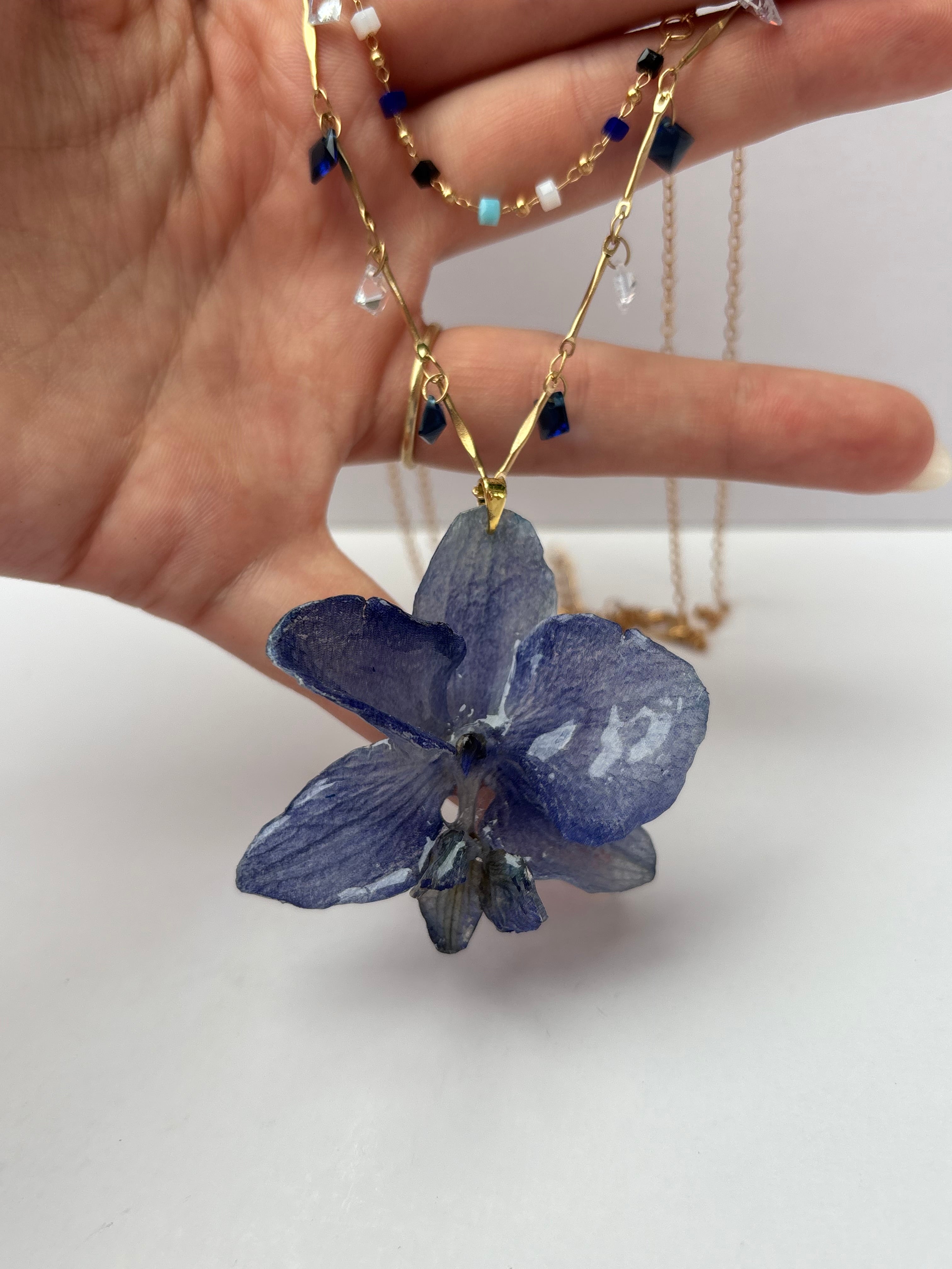Collar Dorado con Flor Real Orquídea Azul| JOYERÍA BOTÁNICA |