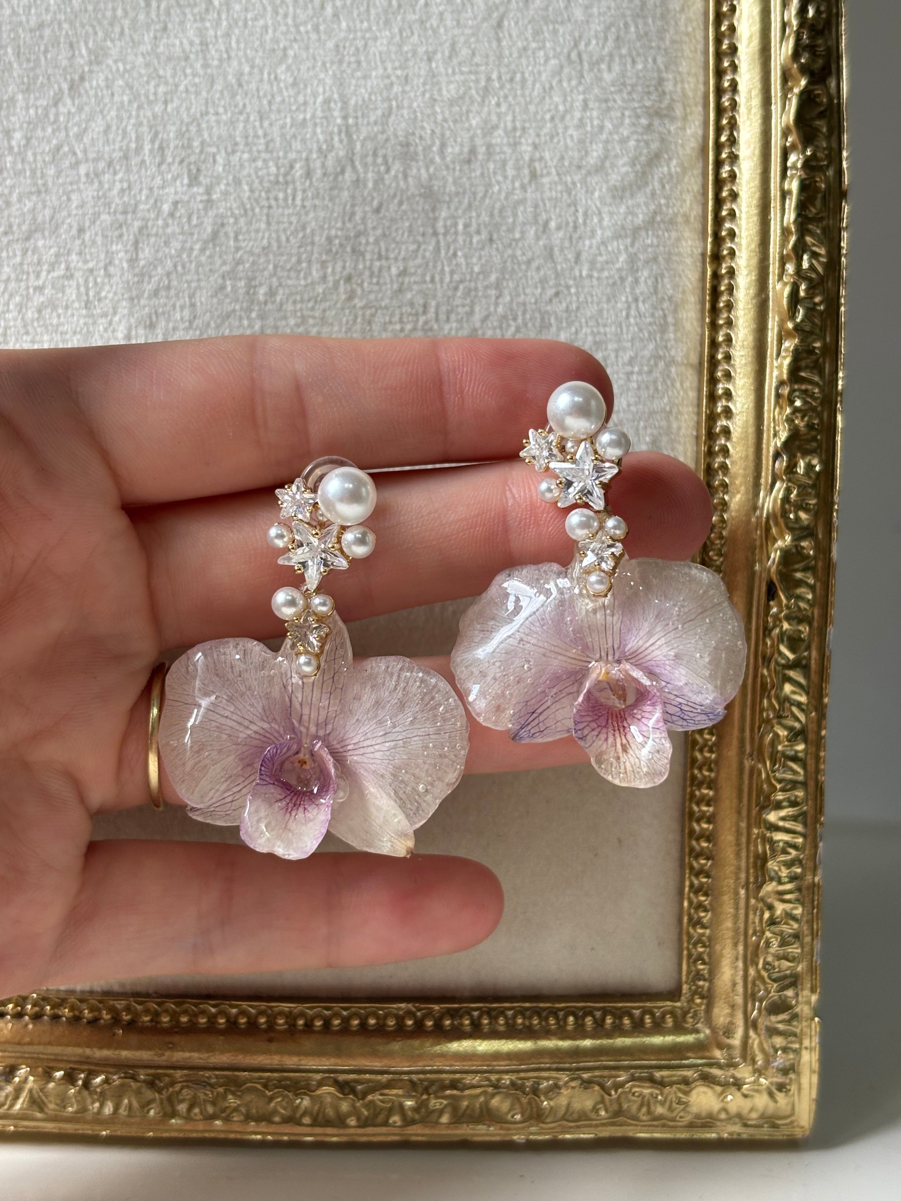 Pendientes Dorados con Flor Real Orquídea Blanco-Morada | JOYERÍA BOTÁNICA |