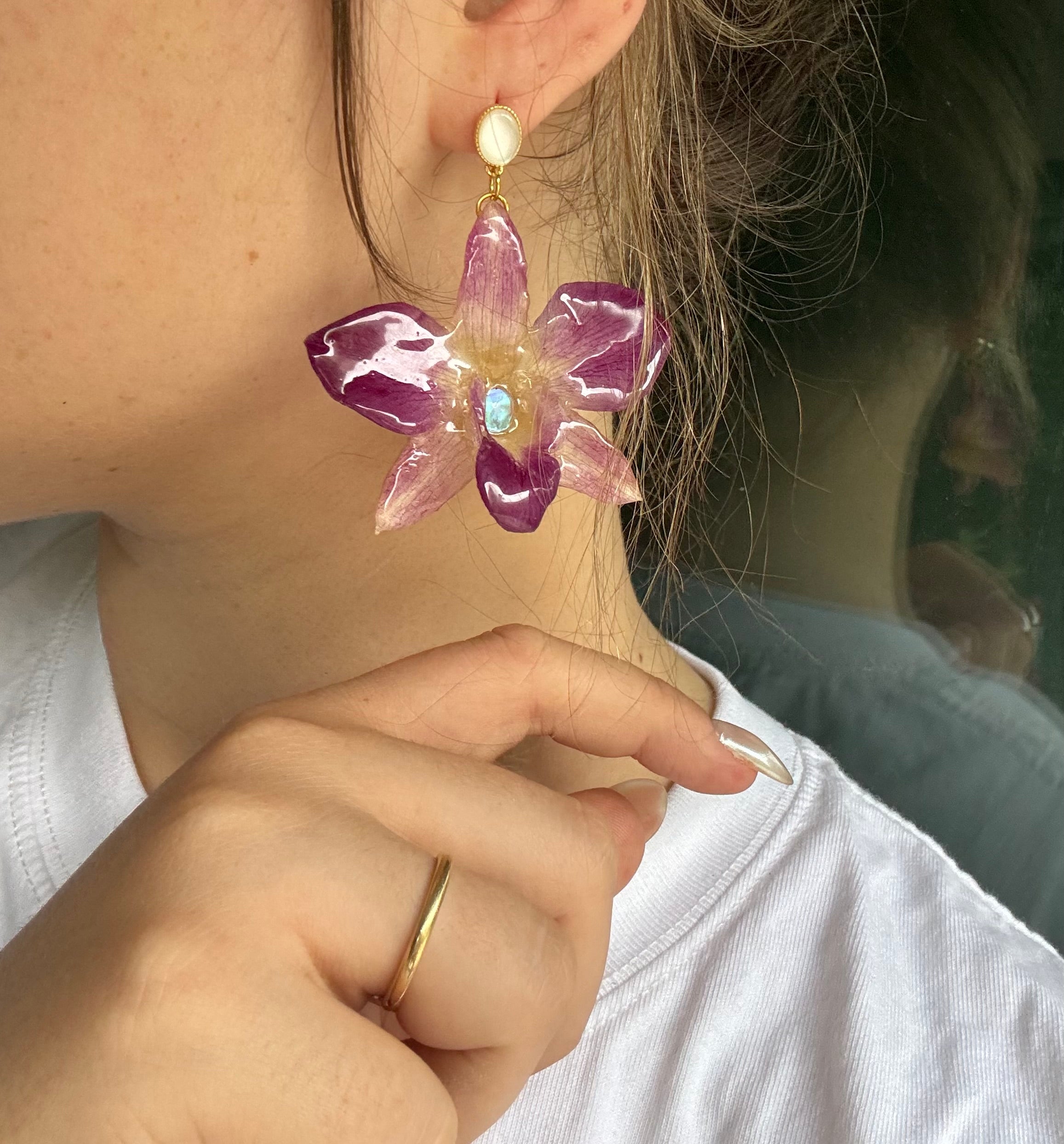 Pendientes Dorados con Flor Real Orquídea Morada | JOYERÍA BOTÁNICA |