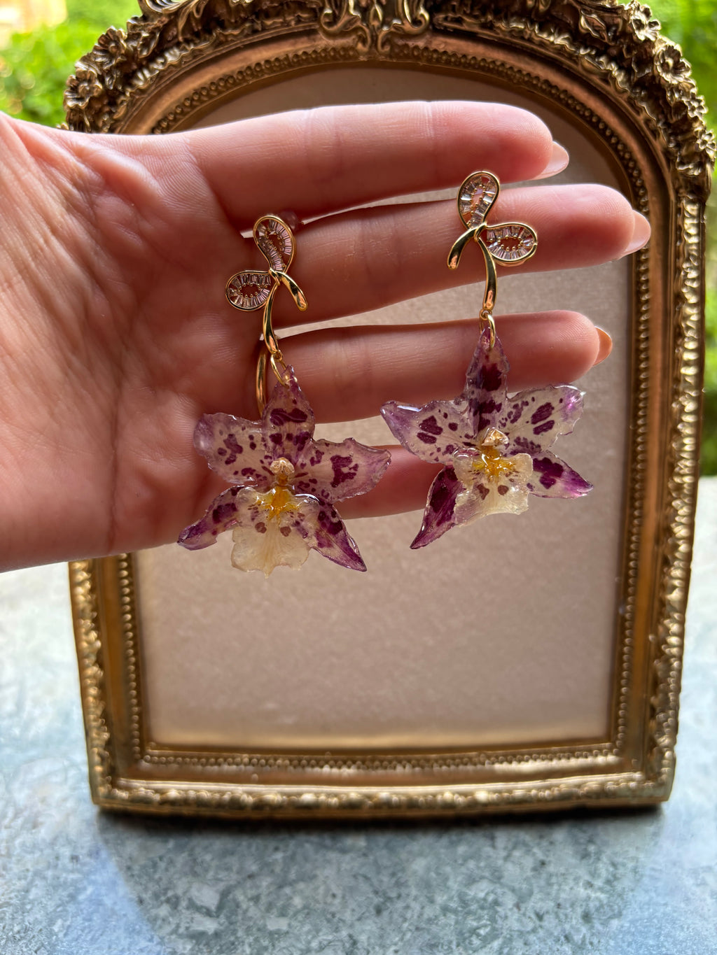 Pendientes Dorados con Flor Real Orquídea Morada | JOYERÍA BOTÁNICA |
