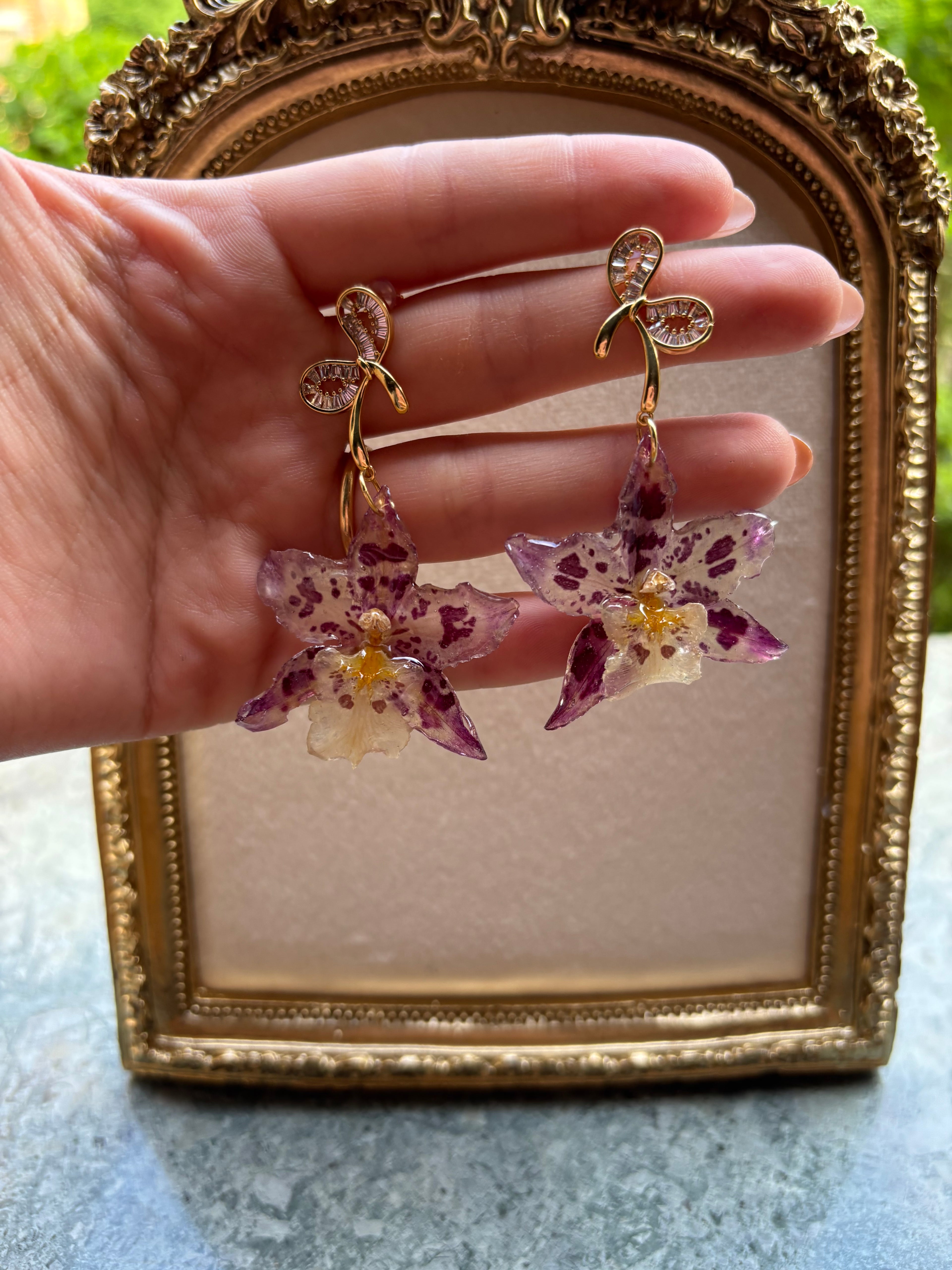 Pendientes Dorados con Flor Real Orquídea Morada | JOYERÍA BOTÁNICA |