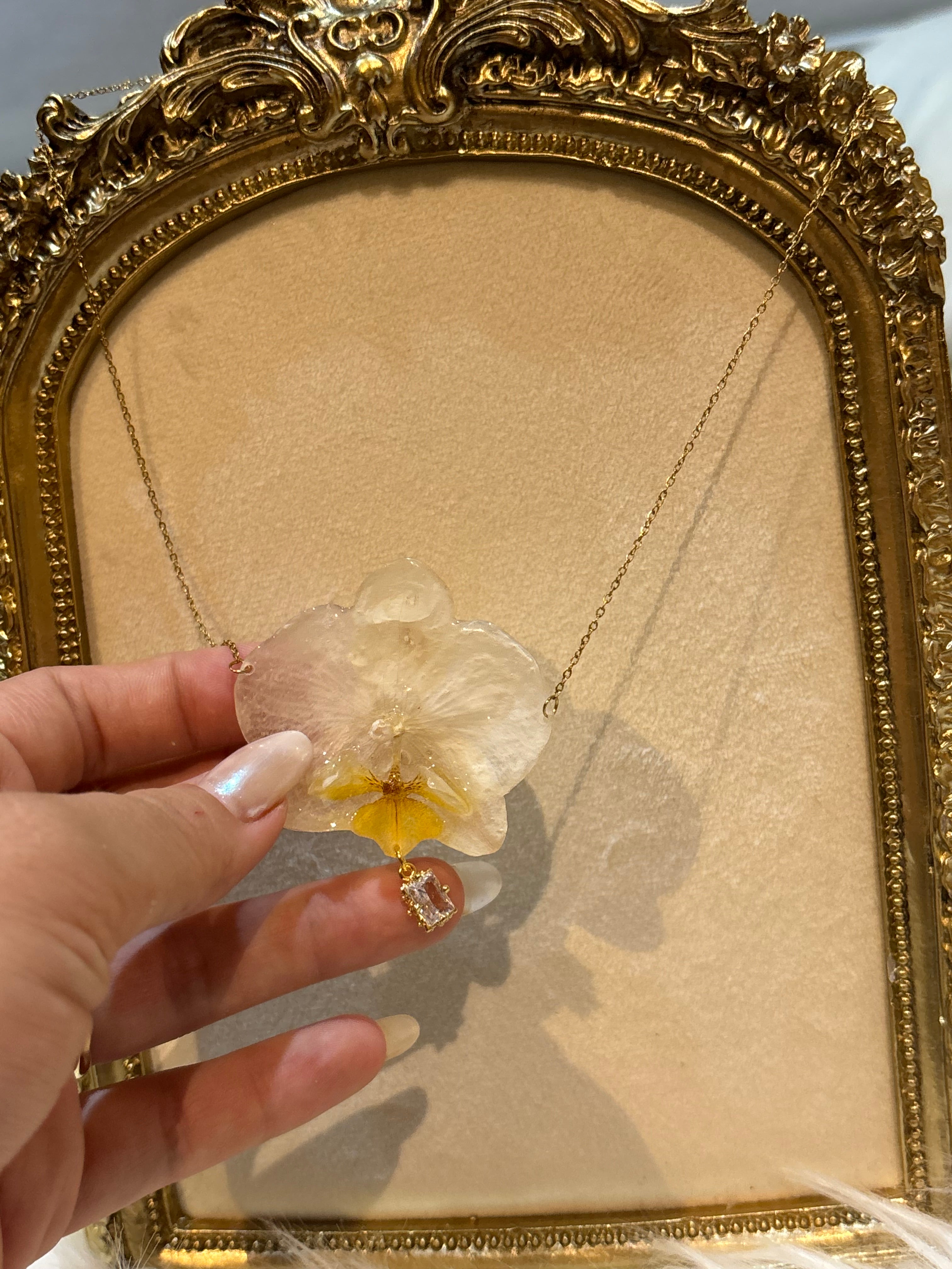 Collar Dorado con Flor Real Orquídea Blanca | JOYERÍA BOTÁNICA |