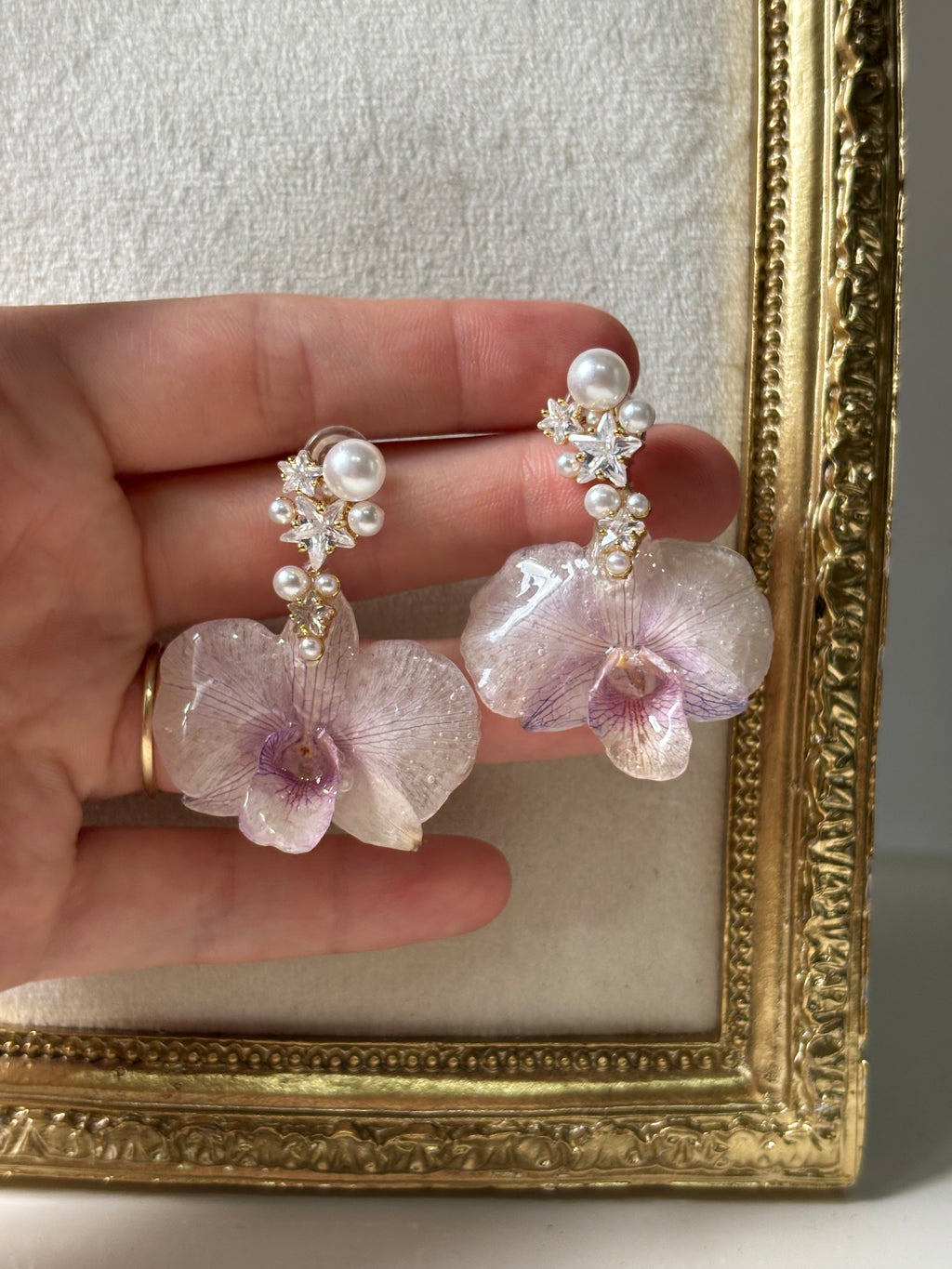 Pendientes Dorados con Flor Real Orquídea Blanco-Morada | JOYERÍA BOTÁNICA |
