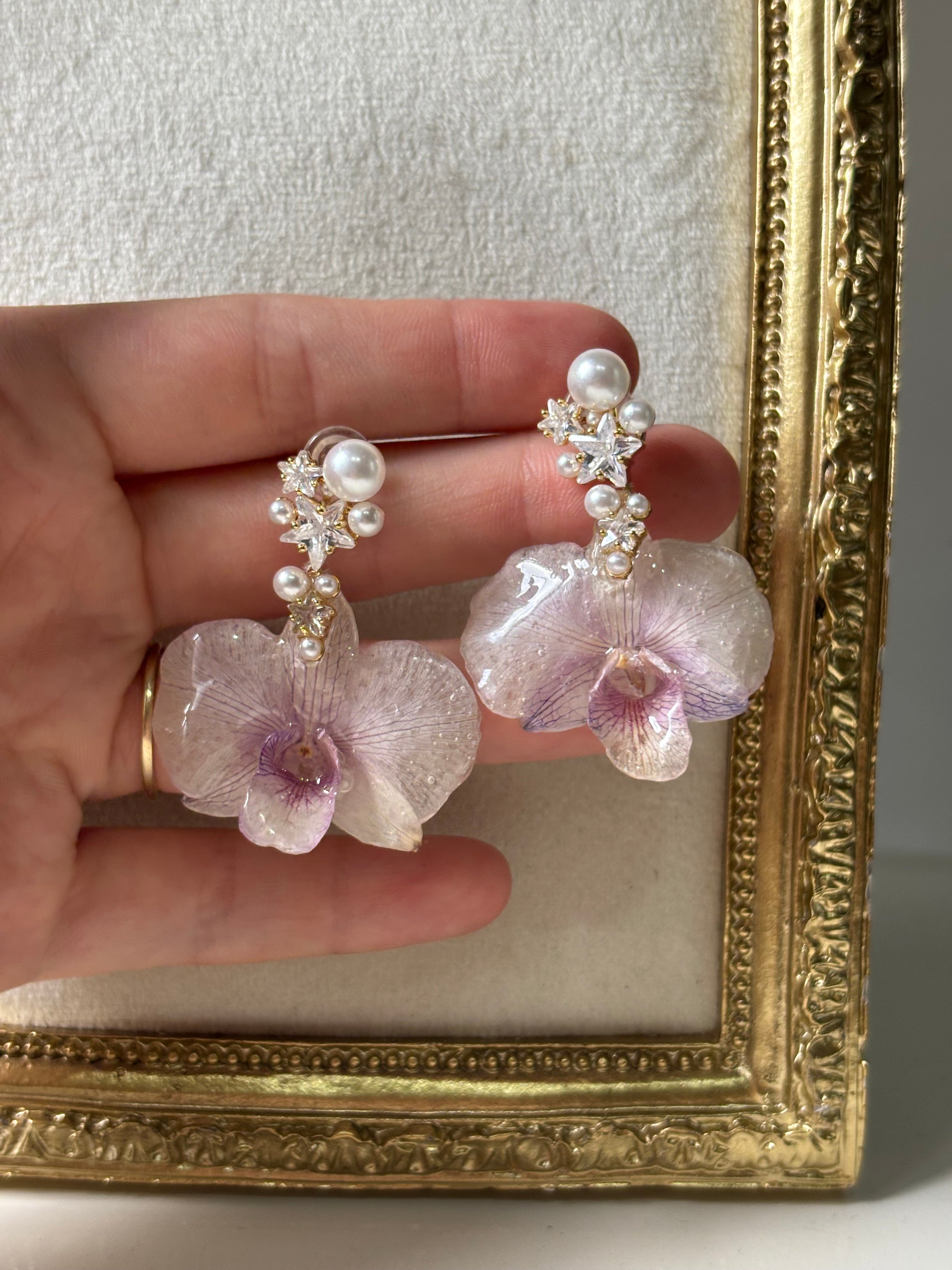 Pendientes Dorados con Flor Real Orquídea Blanco-Morada | JOYERÍA BOTÁNICA |