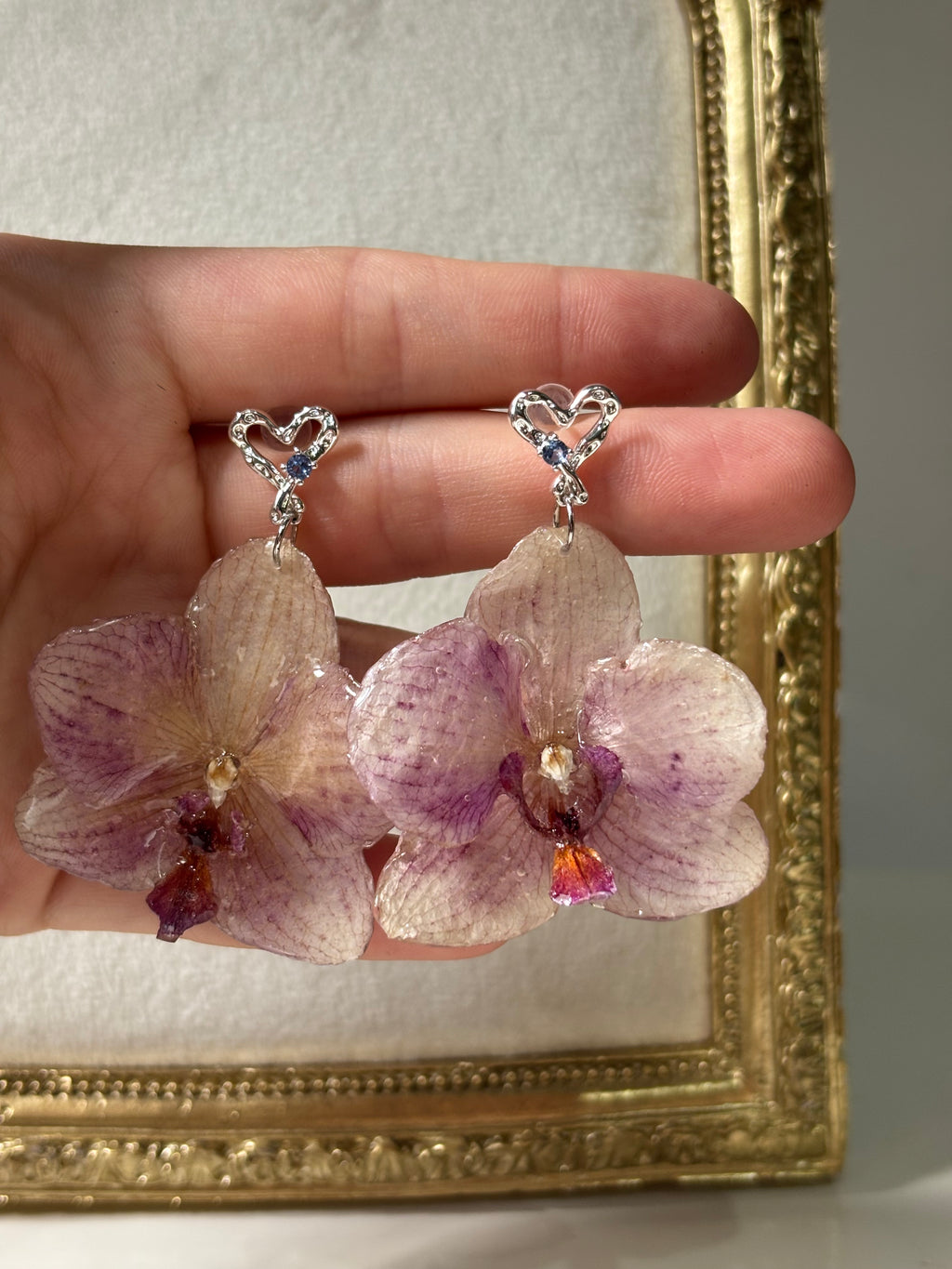 Pendientes Plateados con Flor Real Orquídea Morada | JOYERÍA BOTÁNICA |
