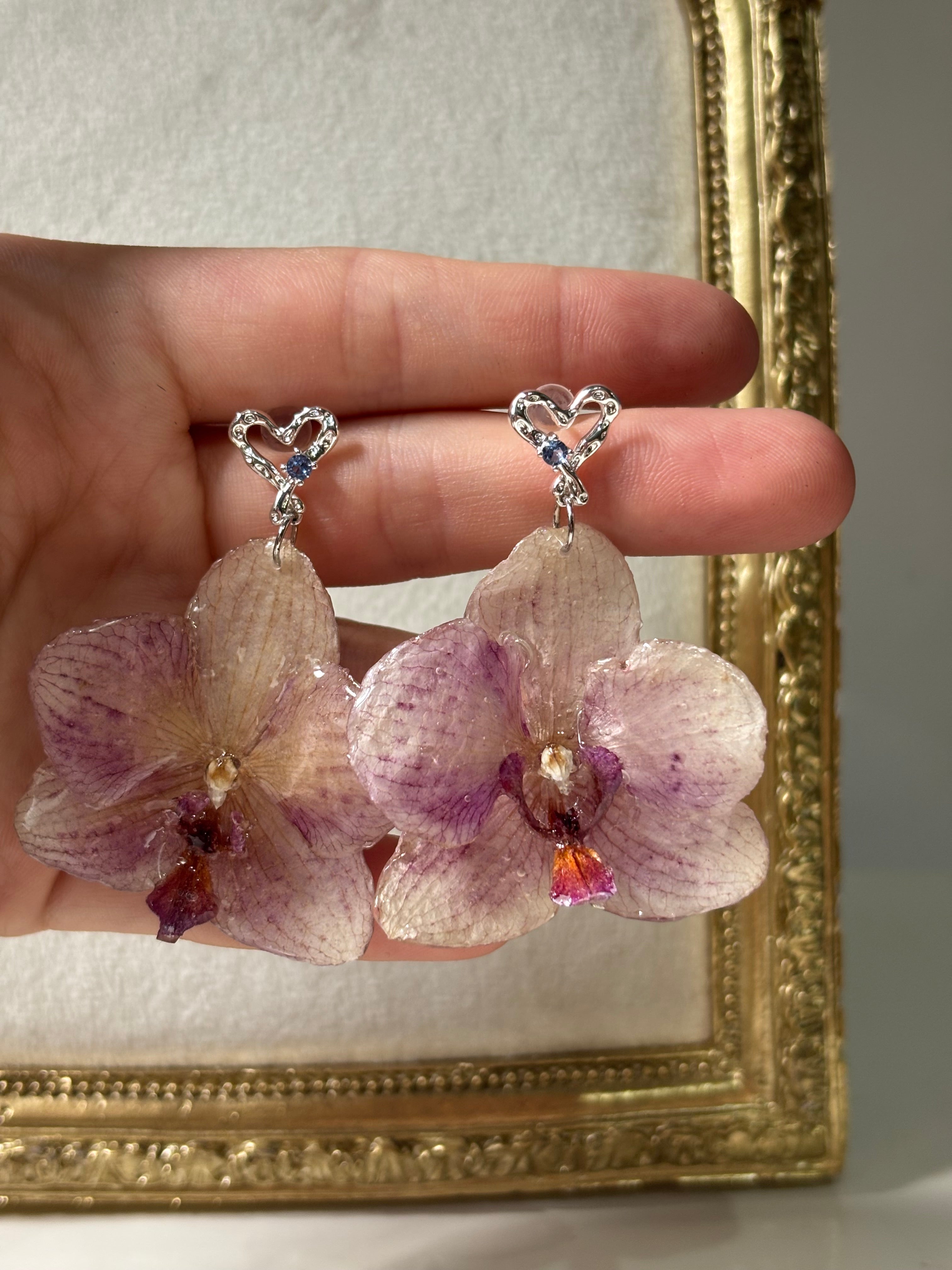 Pendientes Plateados con Flor Real Orquídea Morada | JOYERÍA BOTÁNICA |