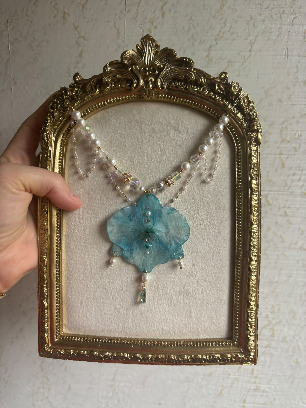 Collar Dorado con Flor Real Orquídea Azul| JOYERÍA BOTÁNICA |