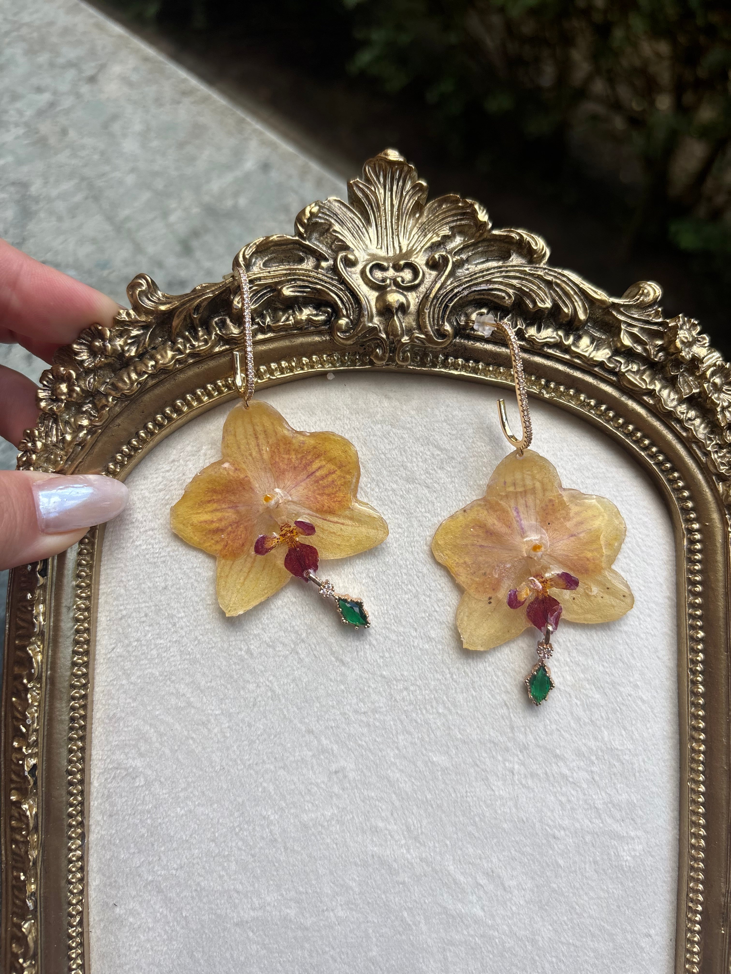 Pendientes Dorados con Flor Real Orquídea Amarilla | JOYERÍA BOTÁNICA |