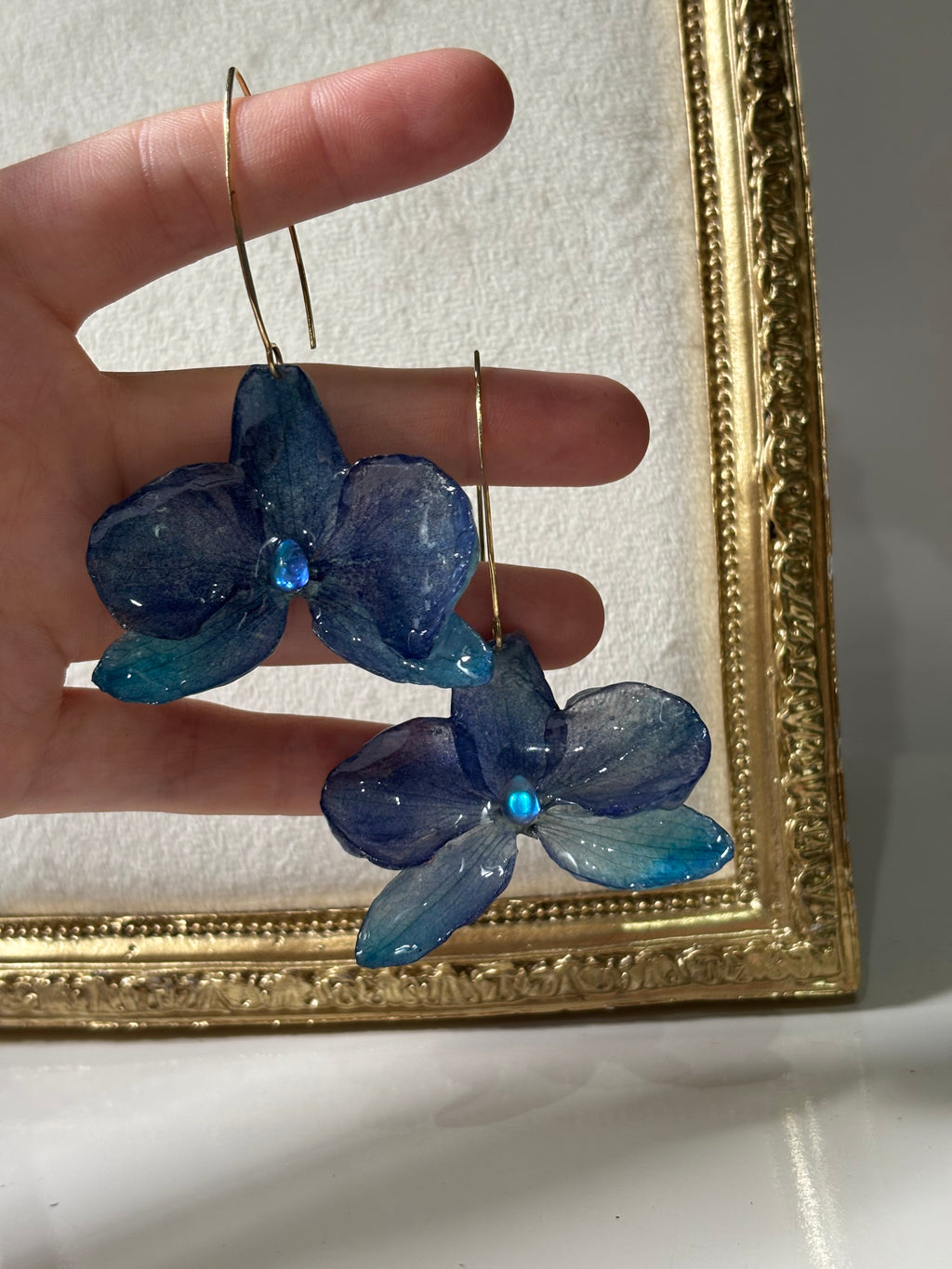 Pendientes Dorados con Flor Real Orquídea Azul | JOYERÍA BOTÁNICA |