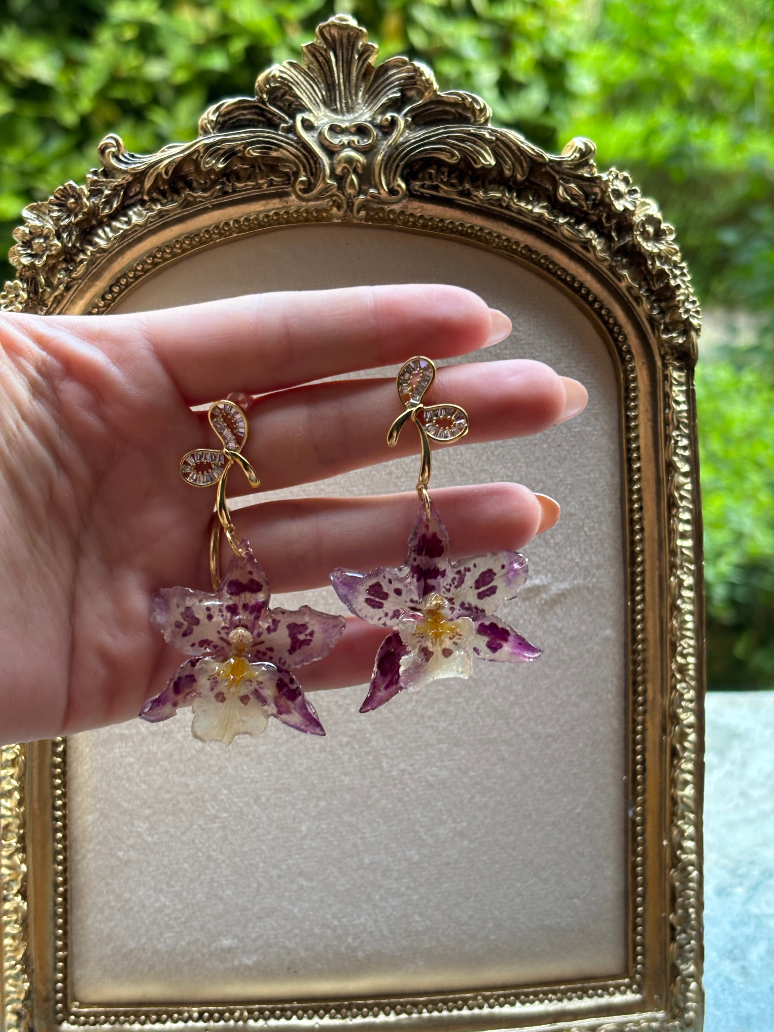 Pendientes Dorados con Flor Real Orquídea Morada | JOYERÍA BOTÁNICA |