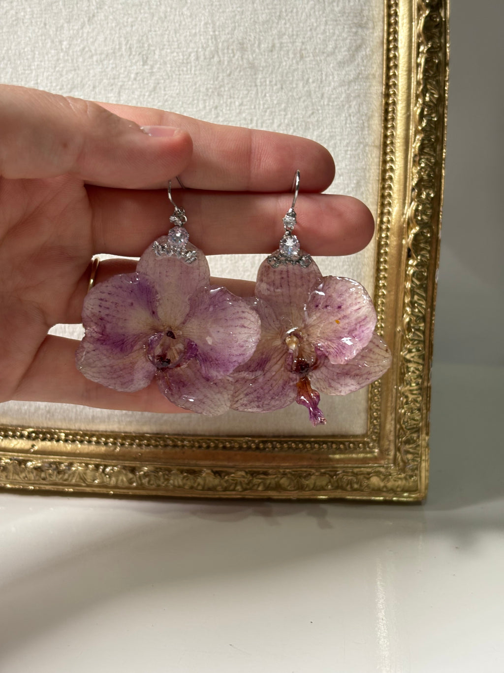 Pendientes Plateados con Flor Real Orquídea Morada | JOYERÍA BOTÁNICA |
