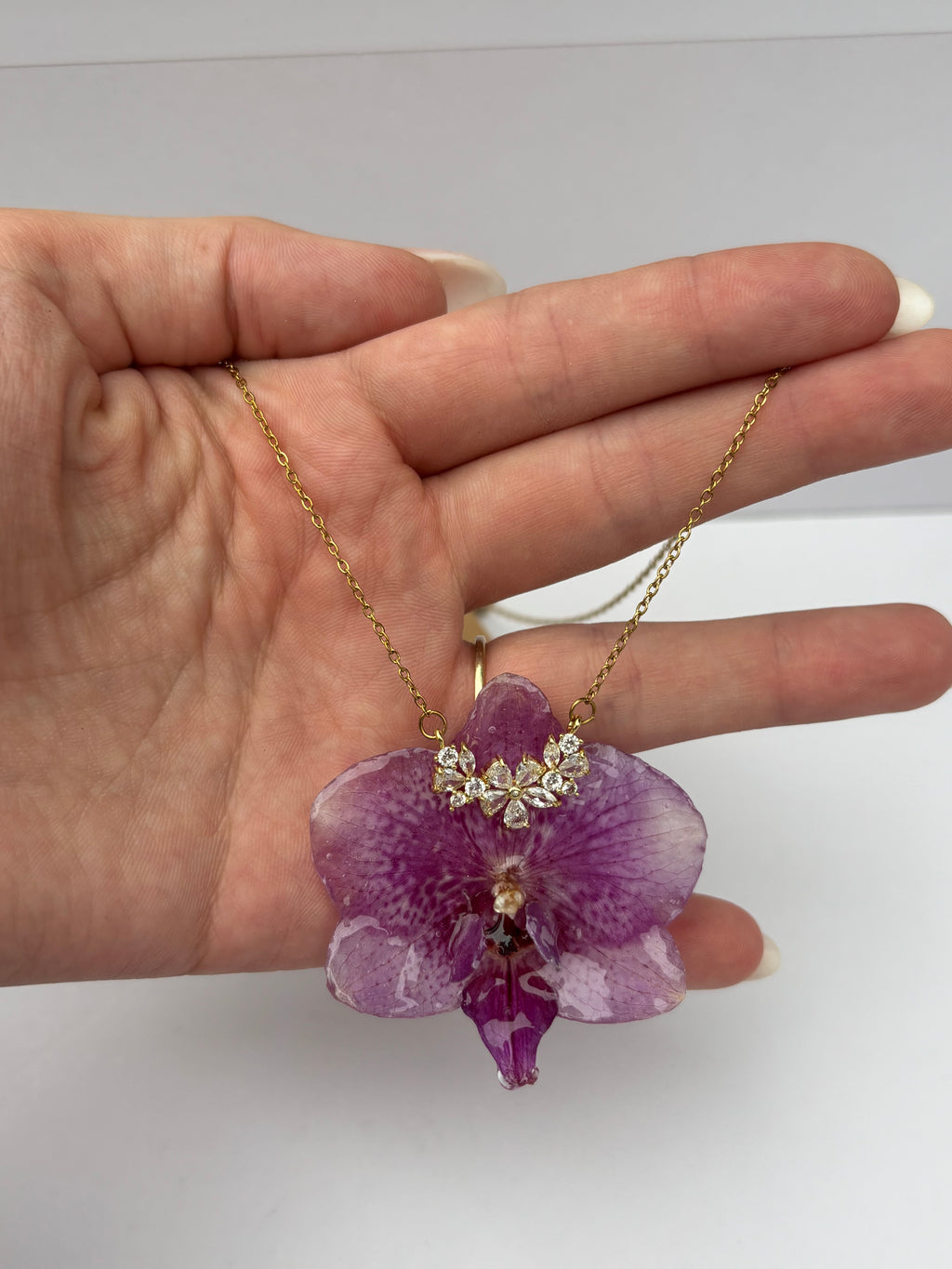 Collar Dorado con Flor Real Orquídea Morada| JOYERÍA BOTÁNICA |