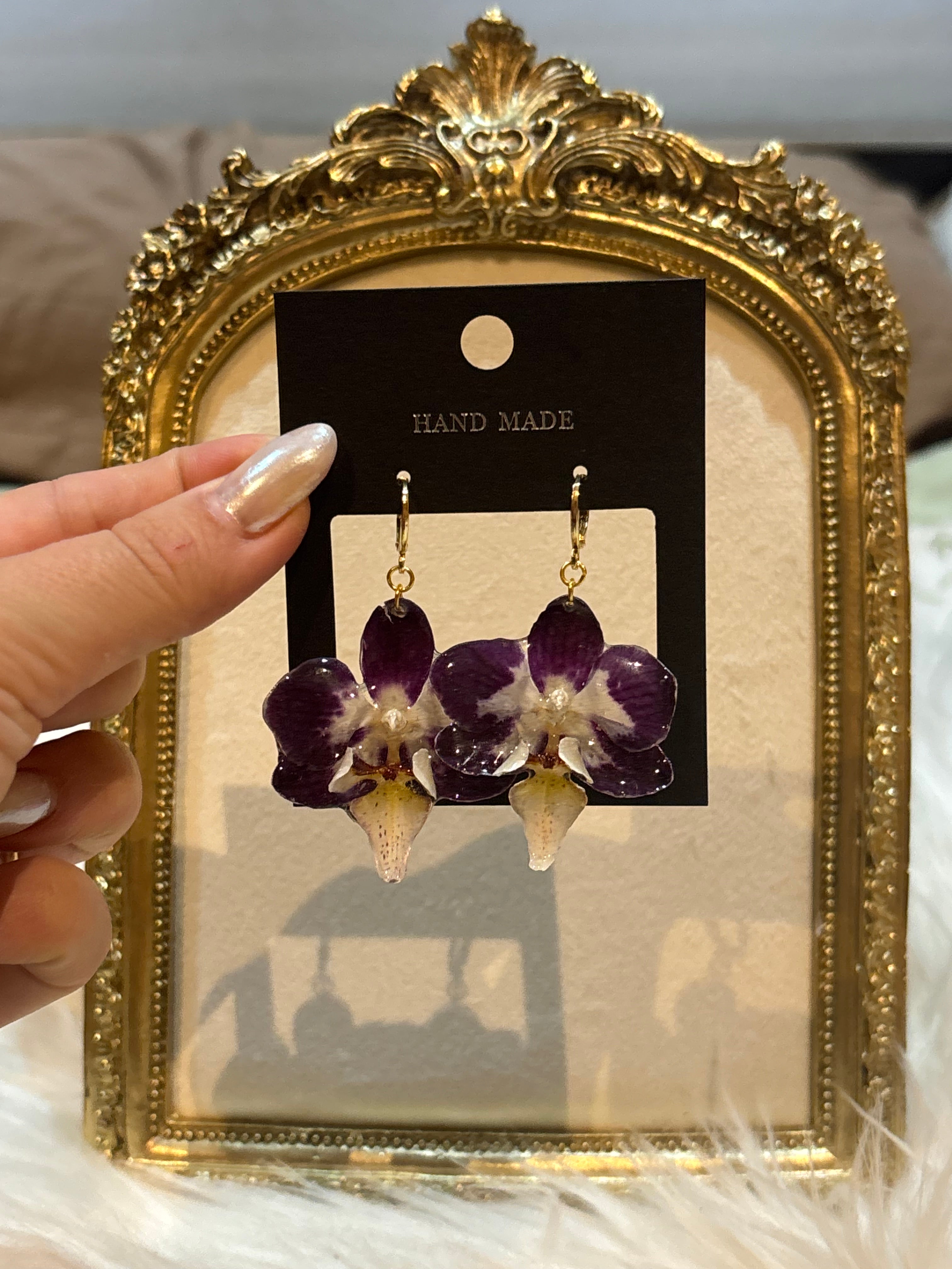 Pendientes Dorados con Flor Real Orquídea Blanca-Morada | JOYERÍA BOTÁNICA |