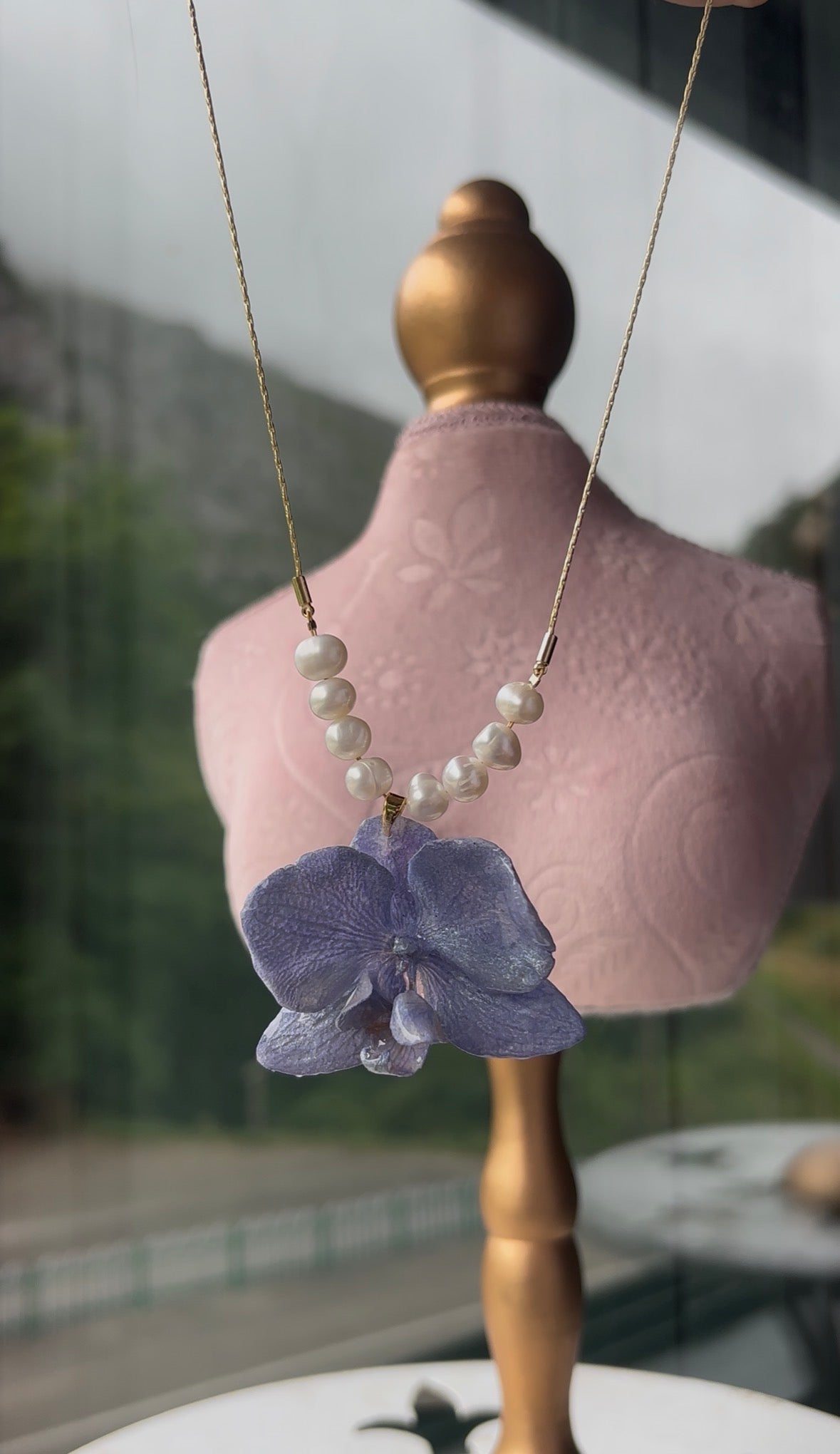 Collar Dorado con Flor Real Orquídea Celeste | JOYERÍA BOTÁNICA |