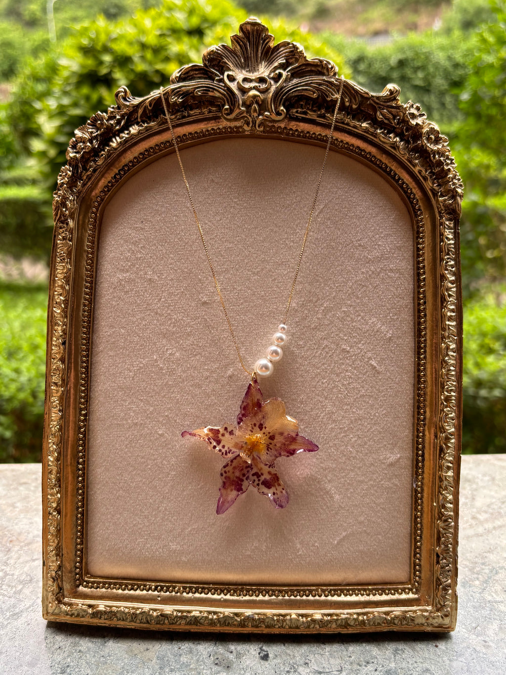 Collar Dorado con Flor Real Orquídea Blanca-Morada| JOYERÍA BOTÁNICA |