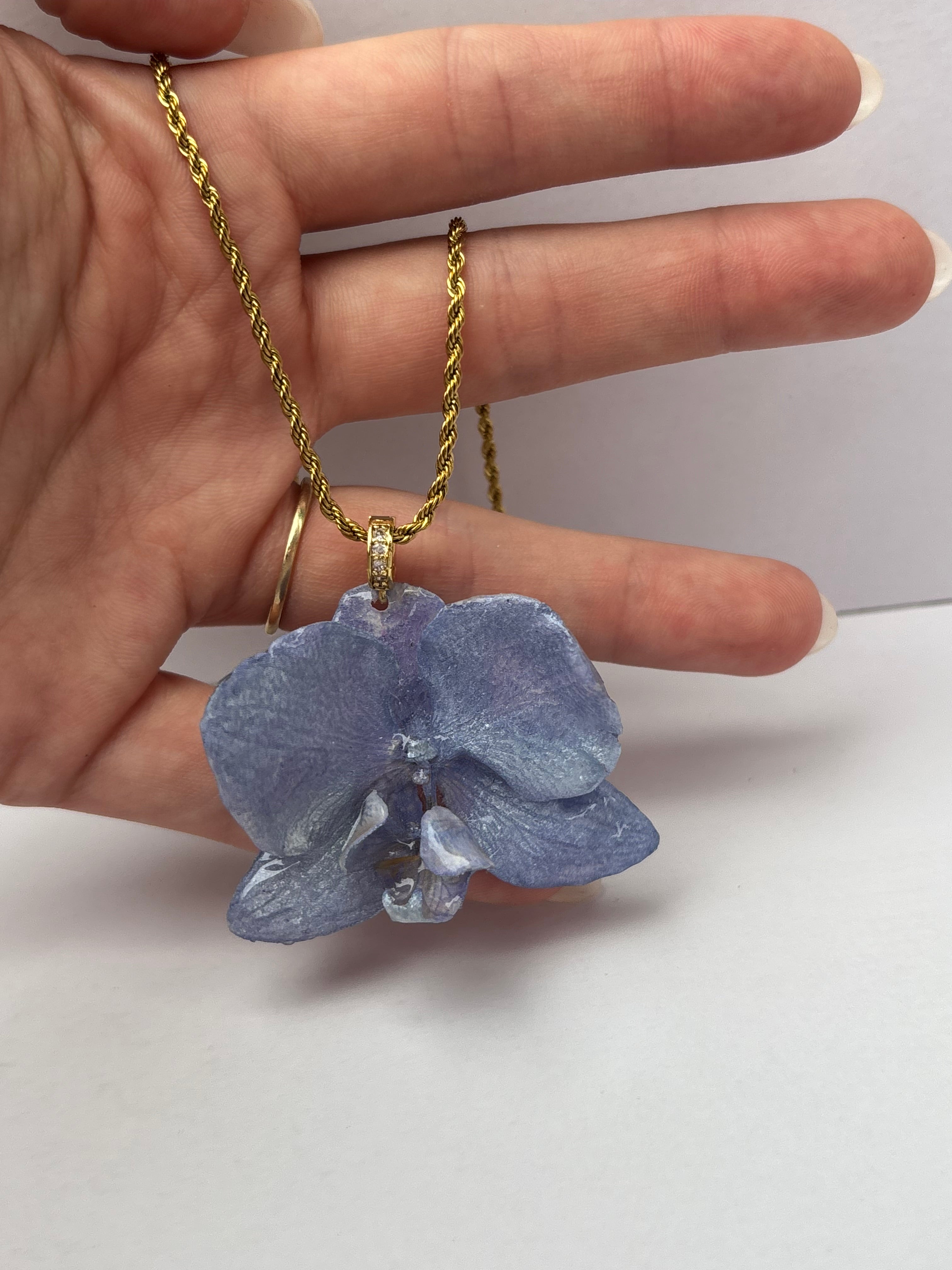 Collar Dorado con Flor Real Orquídea Azul| JOYERÍA BOTÁNICA |