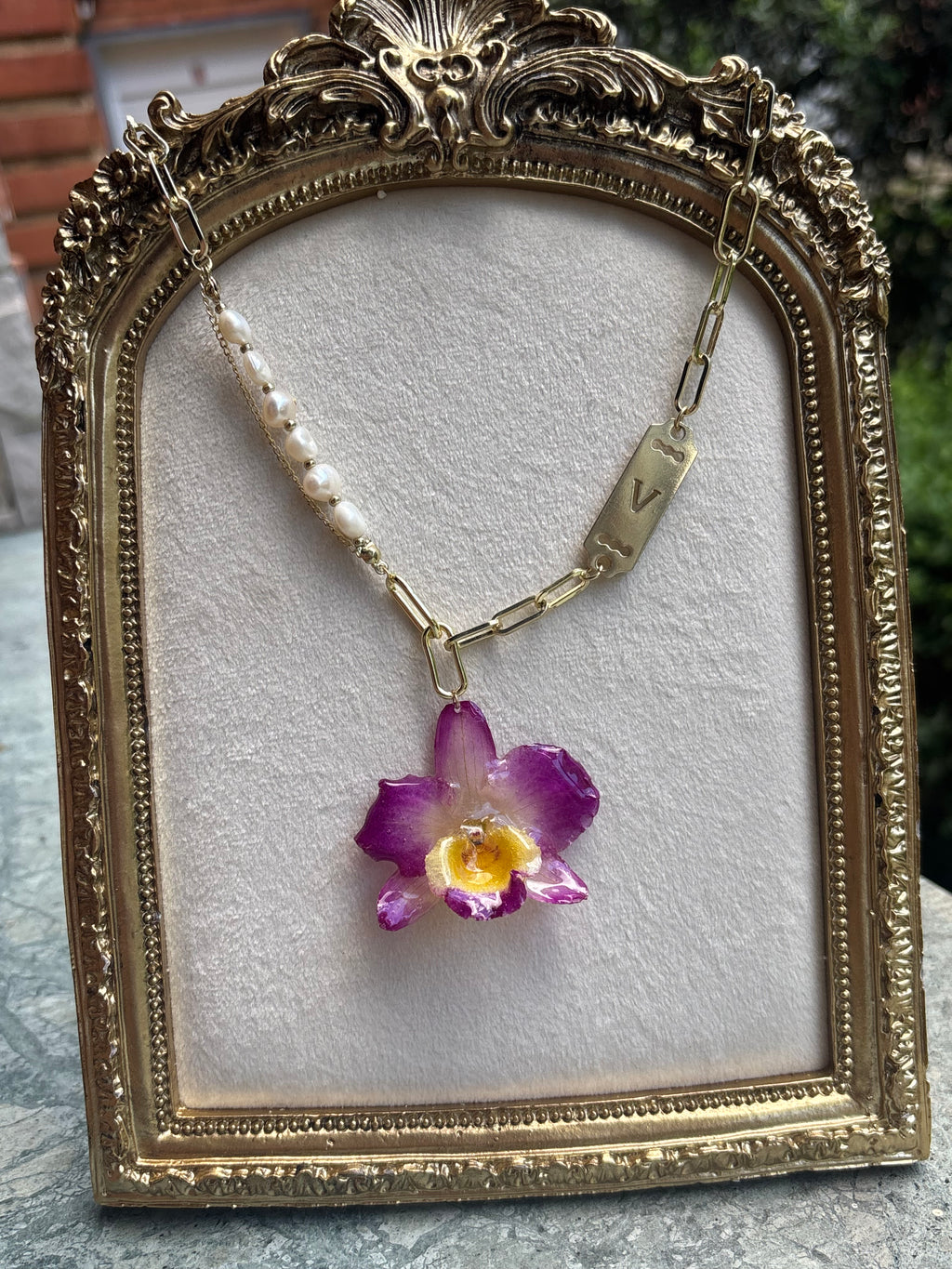 Collar Dorado con Flor Real Orquídea Amarilla-Morada| JOYERÍA BOTÁNICA |