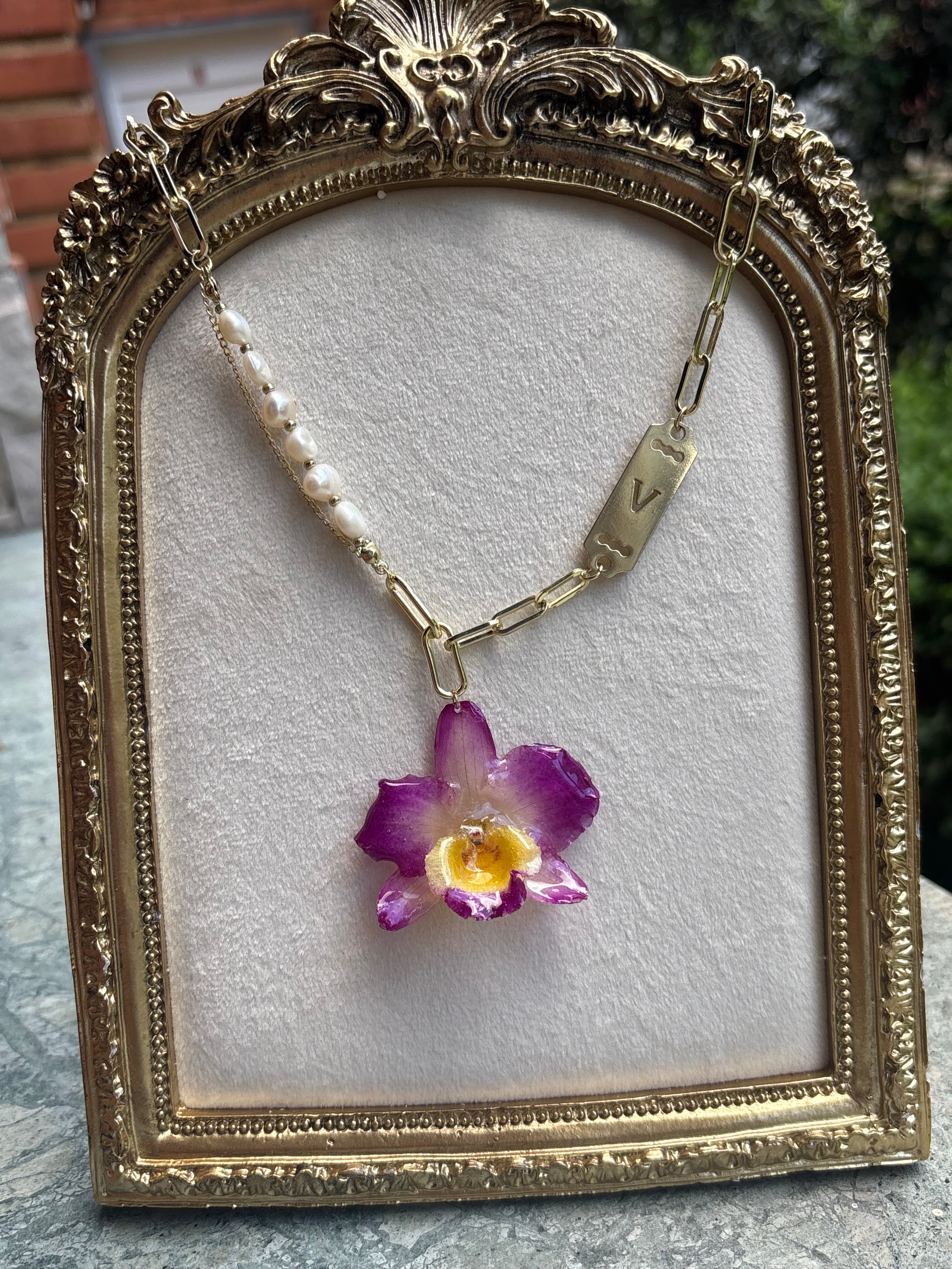Collar Dorado con Flor Real Orquídea Amarilla-Morada| JOYERÍA BOTÁNICA |