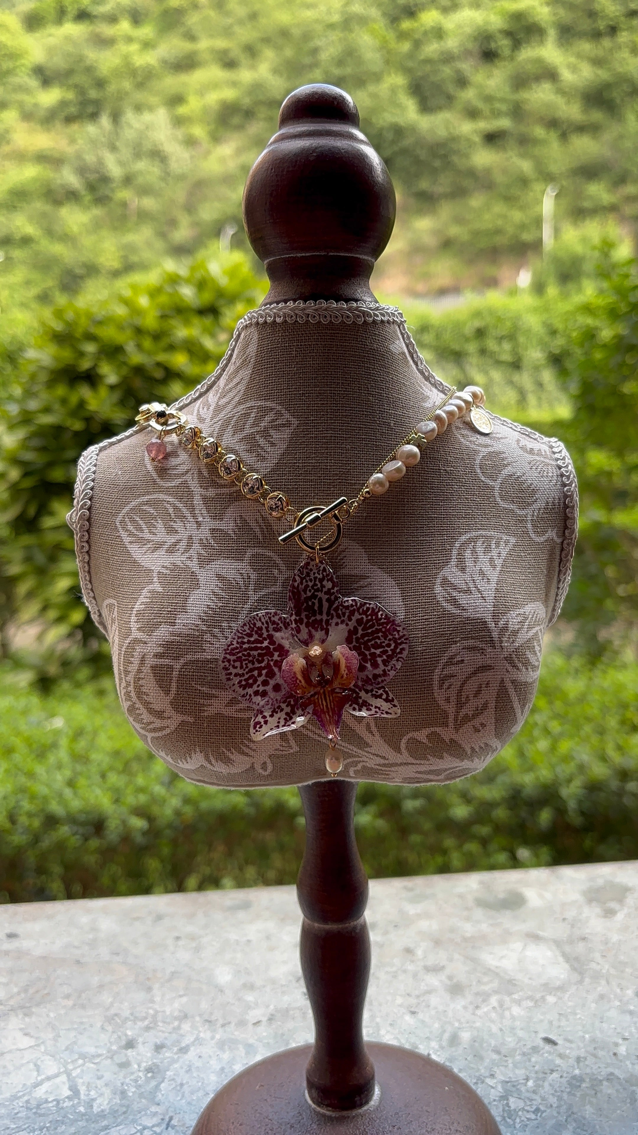 Collar Dorado con Flor Real Orquídea Blanca-Morada| JOYERÍA BOTÁNICA |