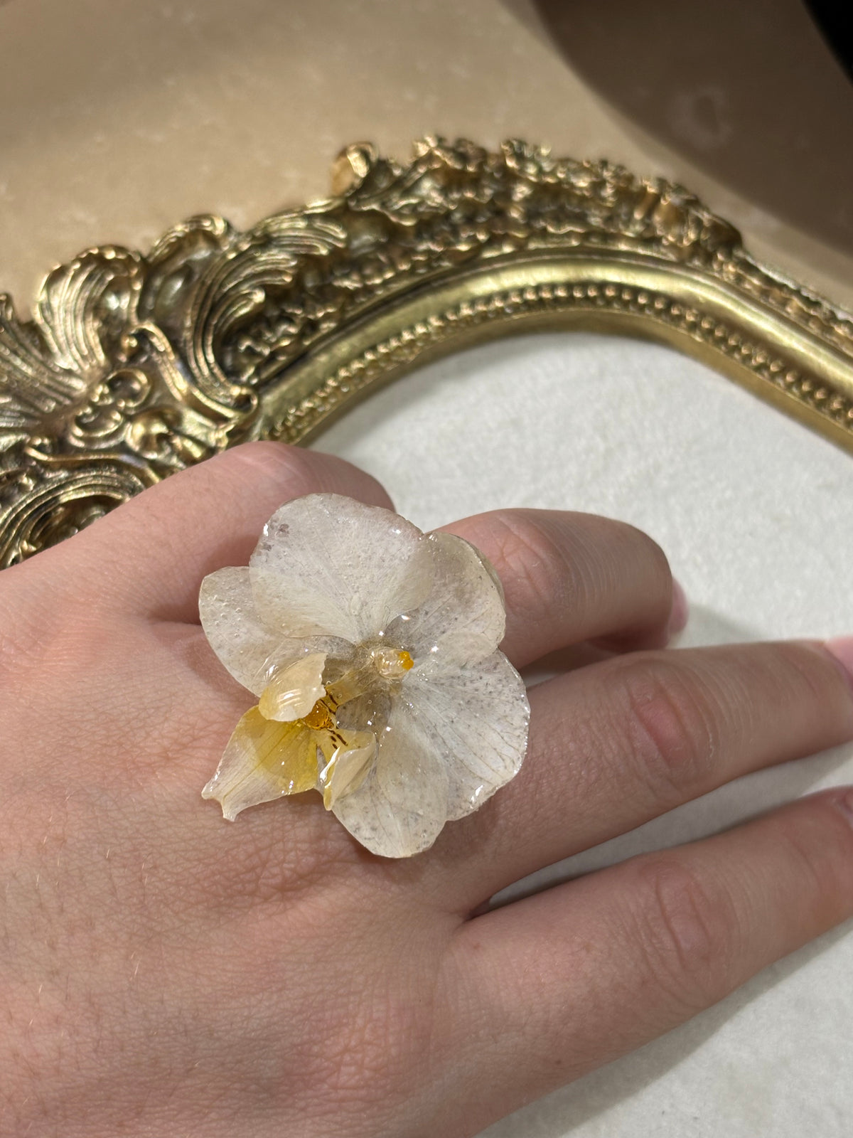 Anillo con Flor Real Orquídea Blanca | JOYERÍA BOTÁNICA |