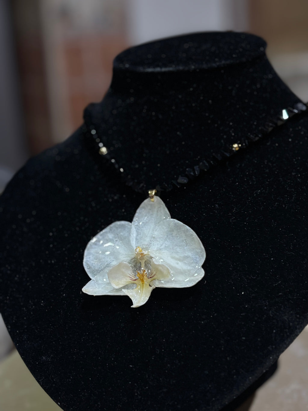 Collar Dorado con Flor Real Orquídea Blanca-Amarilla| JOYERÍA BOTÁNICA |