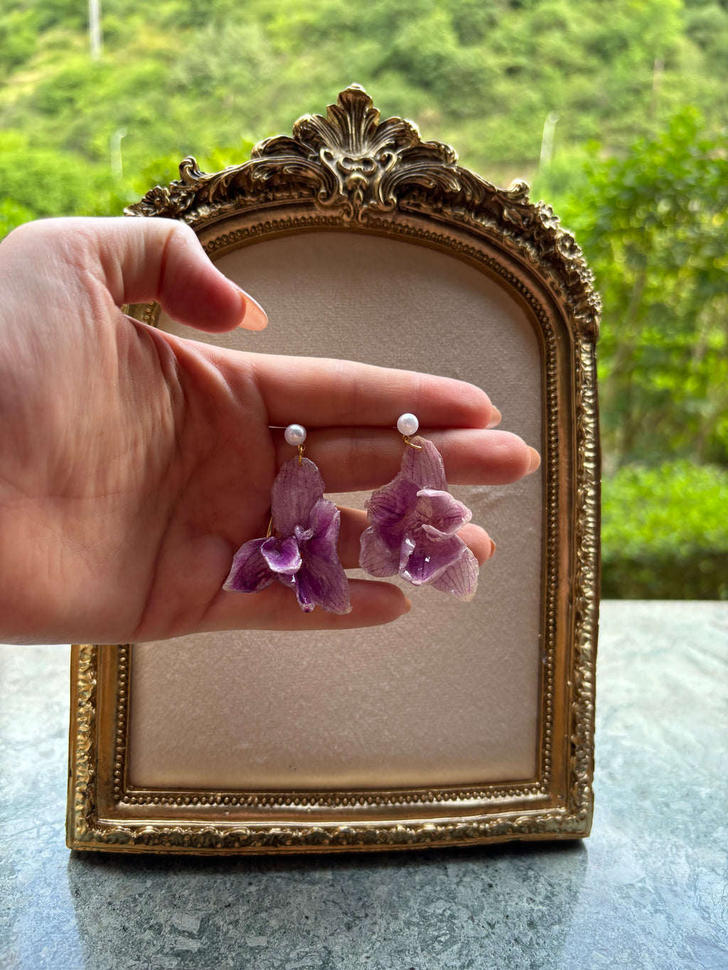 Pendientes Dorados con Flor Real Orquídea Morada | JOYERÍA BOTÁNICA |
