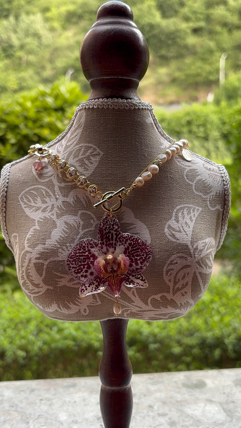 Collar Dorado con Flor Real Orquídea Blanca-Morada| JOYERÍA BOTÁNICA |