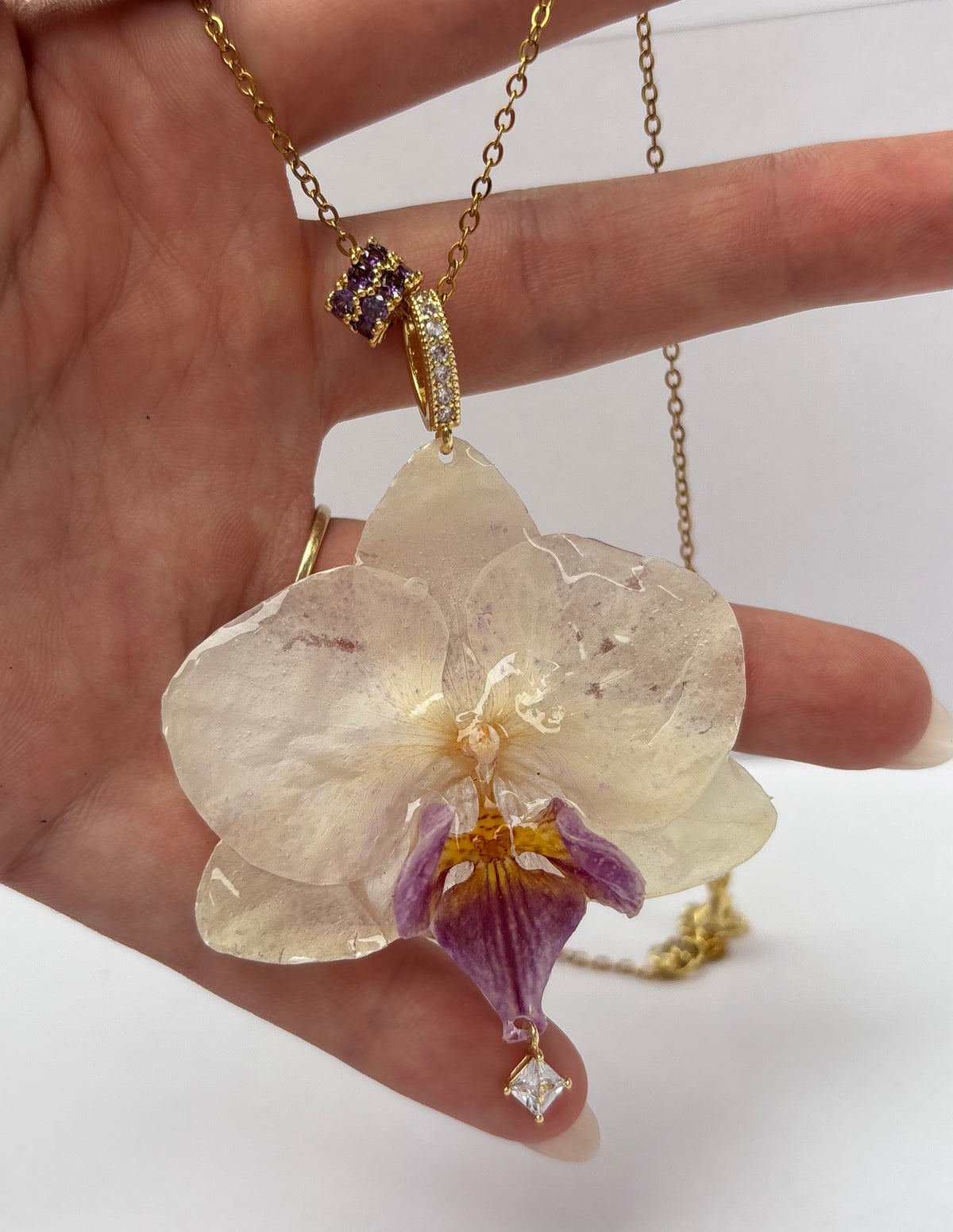 Collar Dorado con Flor Real Orquídea Blanca-Morada| JOYERÍA BOTÁNICA |