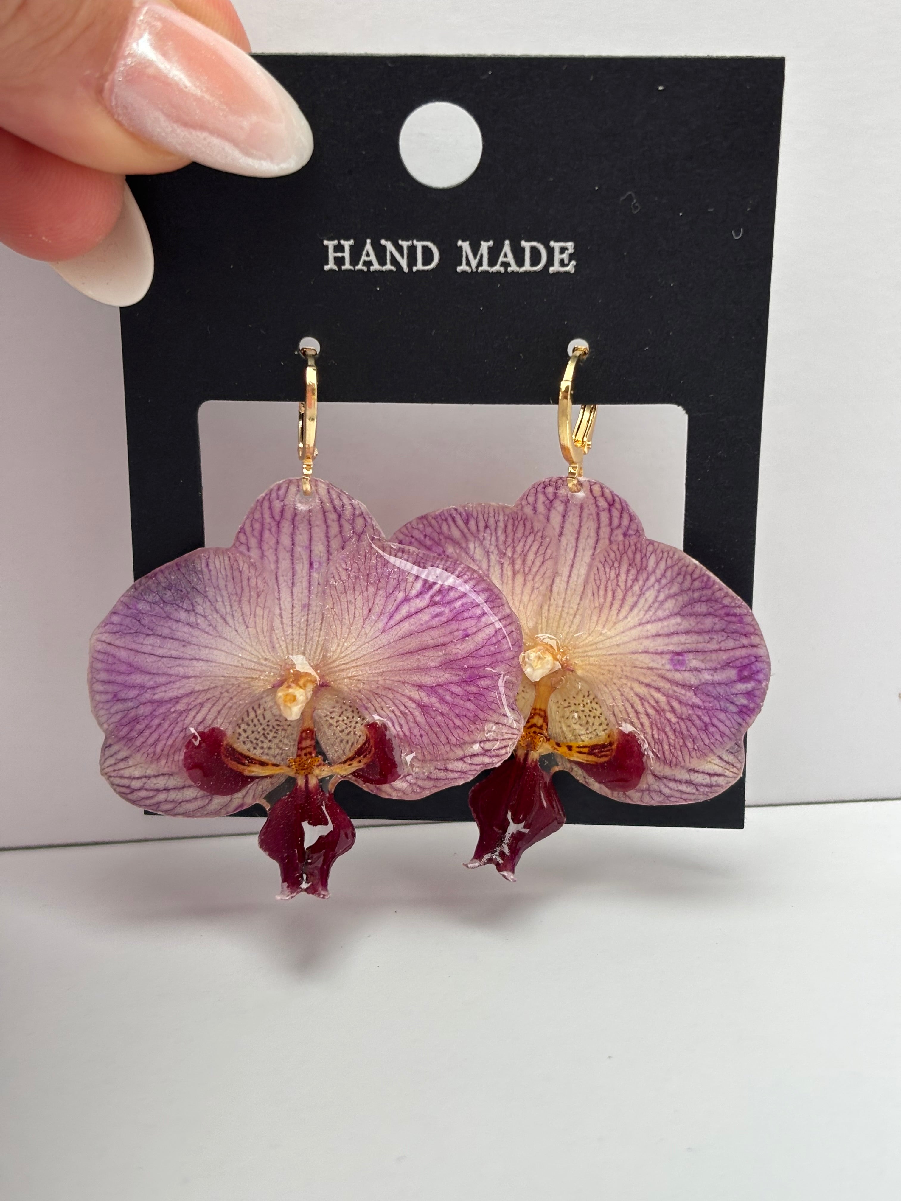 Pendientes Dorados con Flor Real Orquídea Morada | JOYERÍA BOTÁNICA |