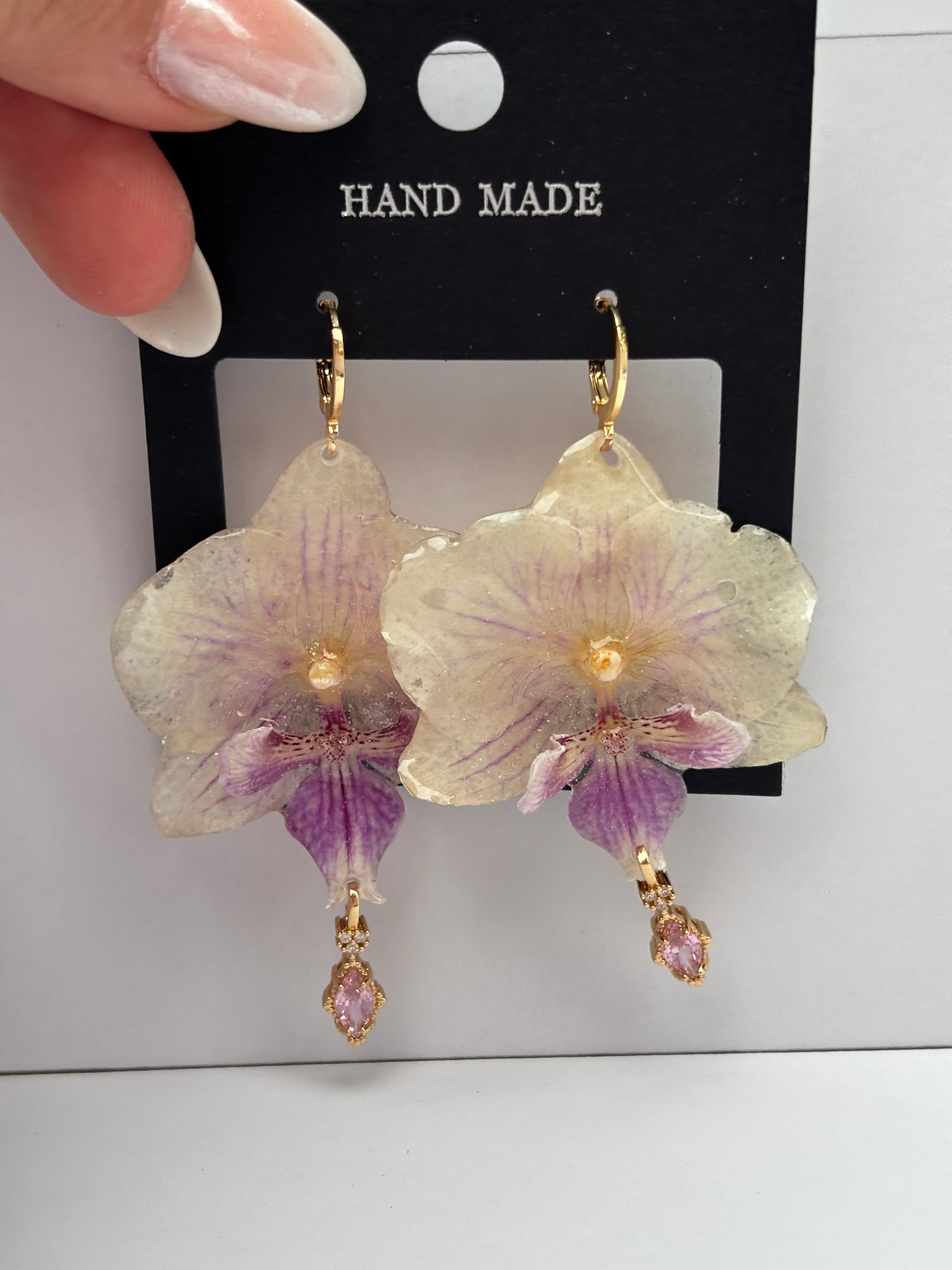 Pendientes Dorados con Flor Real Orquídea Blanca-Morada | JOYERÍA BOTÁNICA |