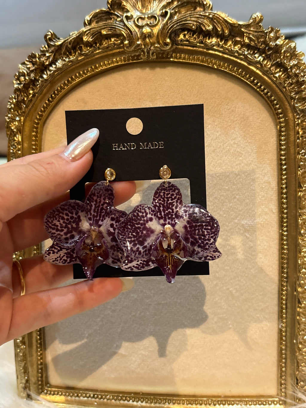 Pendientes Dorados con Flor Real Orquídea Blanca-Morada |JOYERÍA BOTÁNICA |