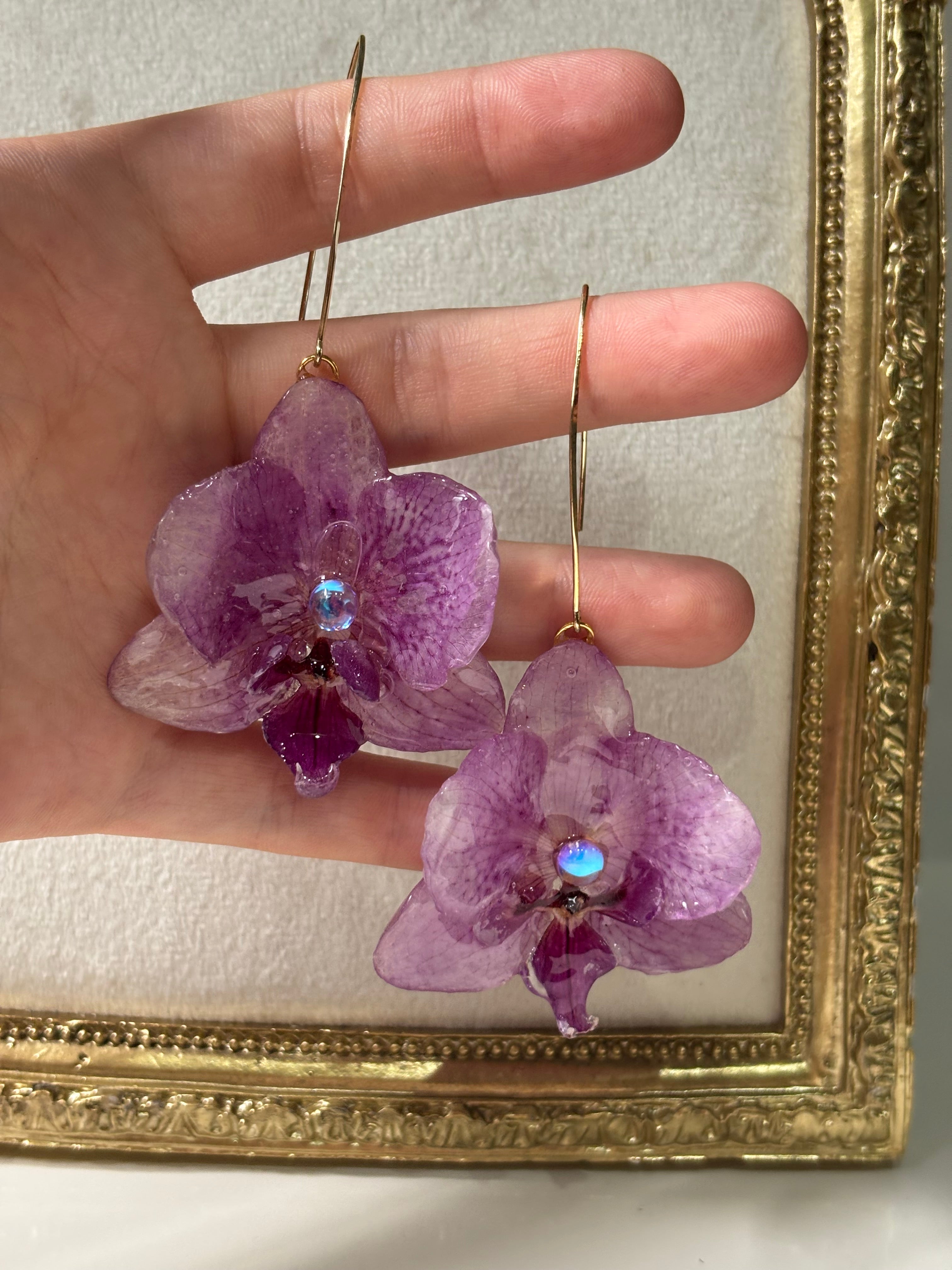 Pendientes Dorados con Flor Real Orquídea Morada | JOYERÍA BOTÁNICA |