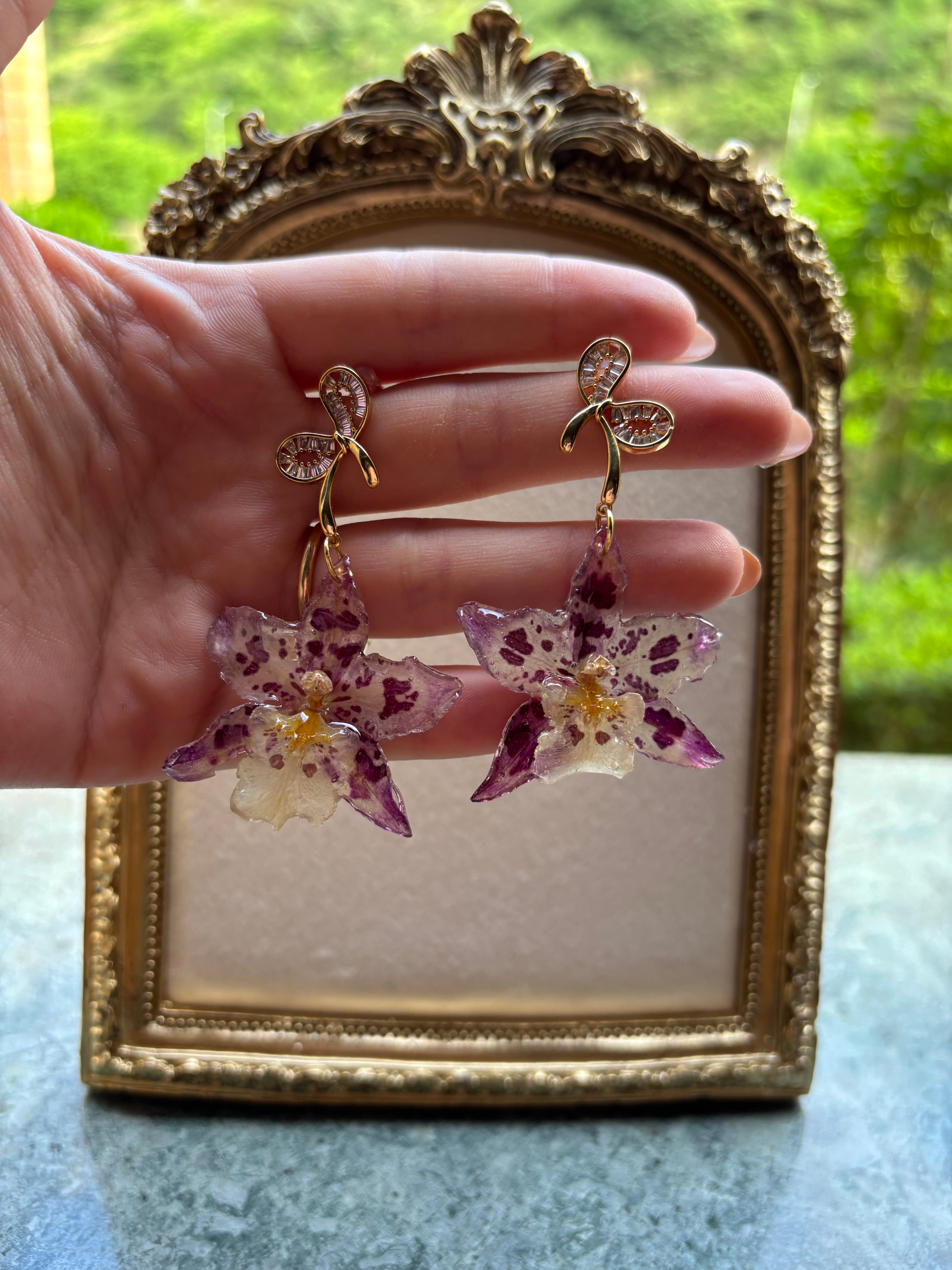 Pendientes Dorados con Flor Real Orquídea Morada | JOYERÍA BOTÁNICA |